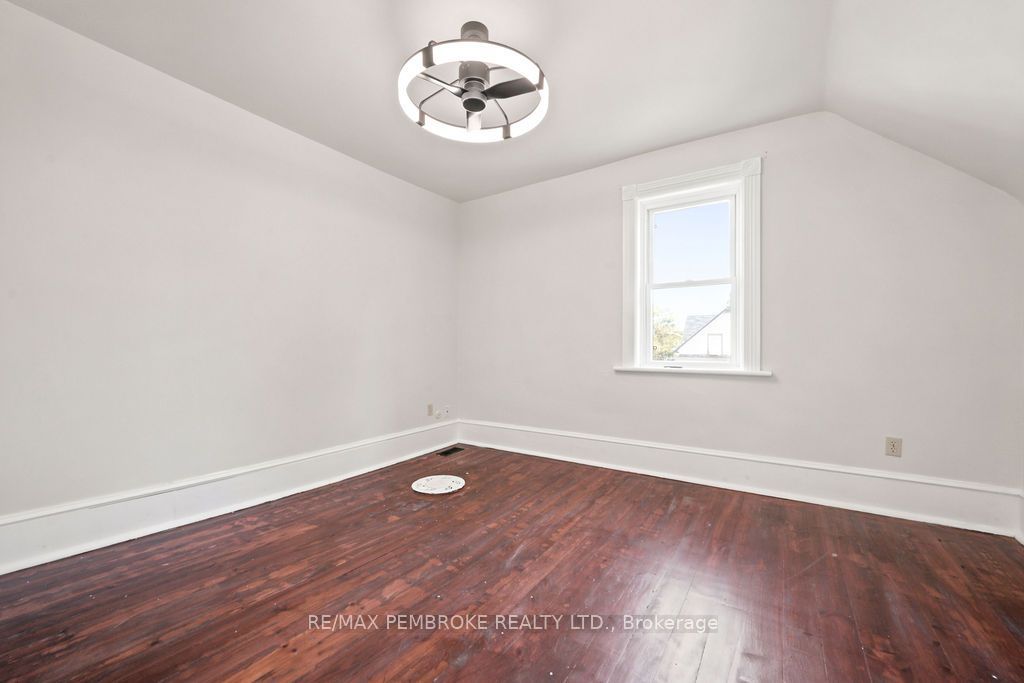 131 Bonnechere Street W Property Photo 14