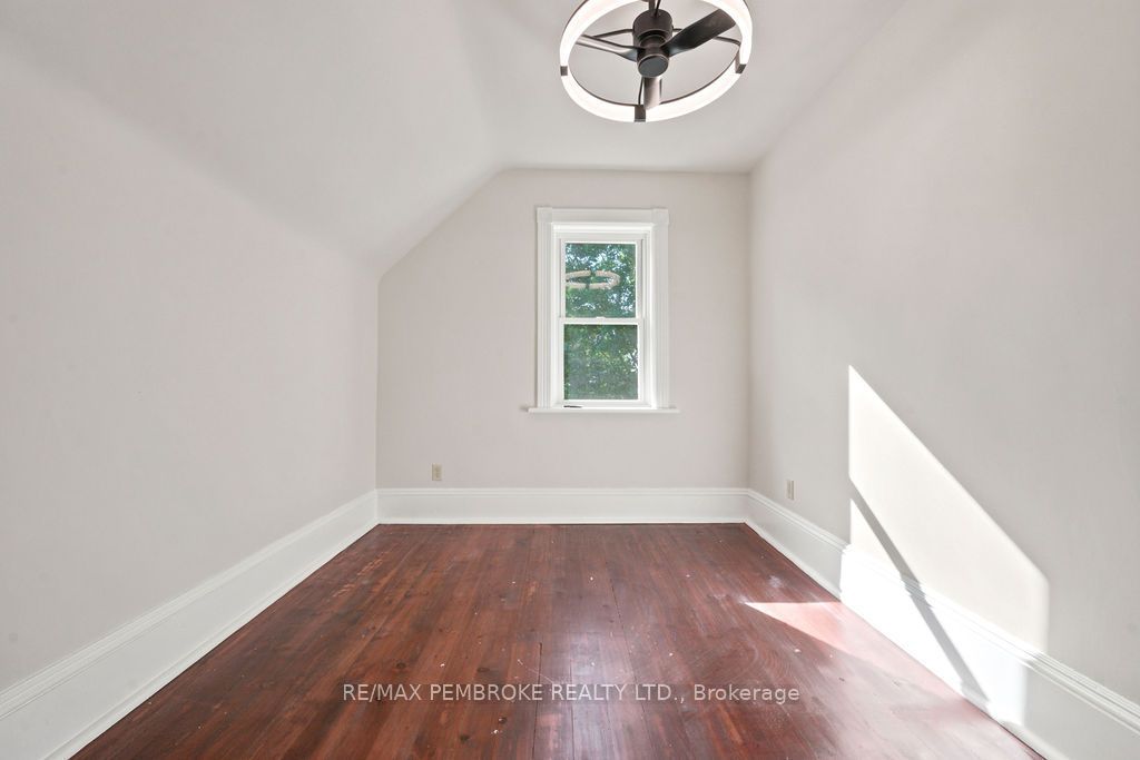 131 Bonnechere Street W Property Photo 15