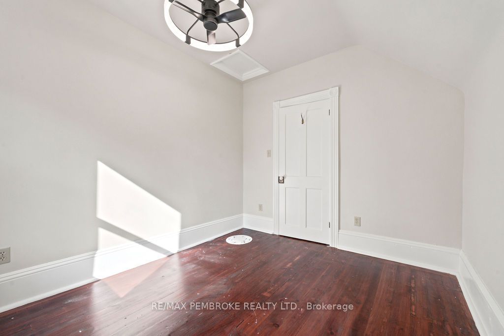 131 Bonnechere Street W Property Photo 16