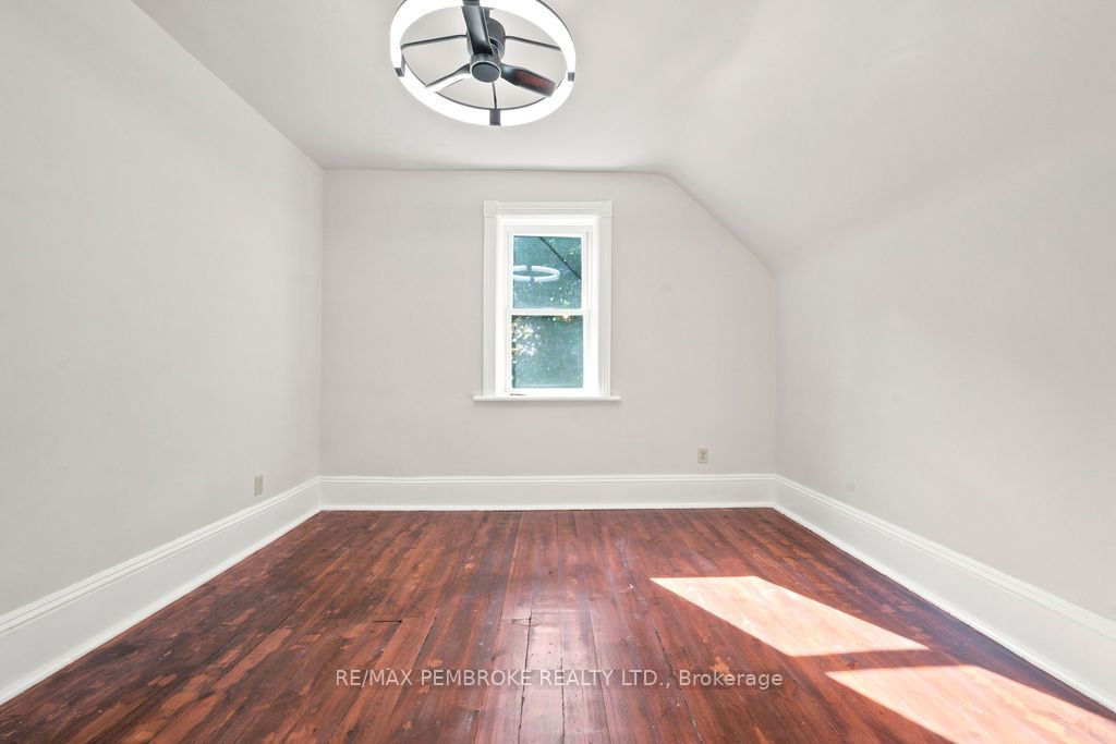 131 Bonnechere Street W Property Photo 17