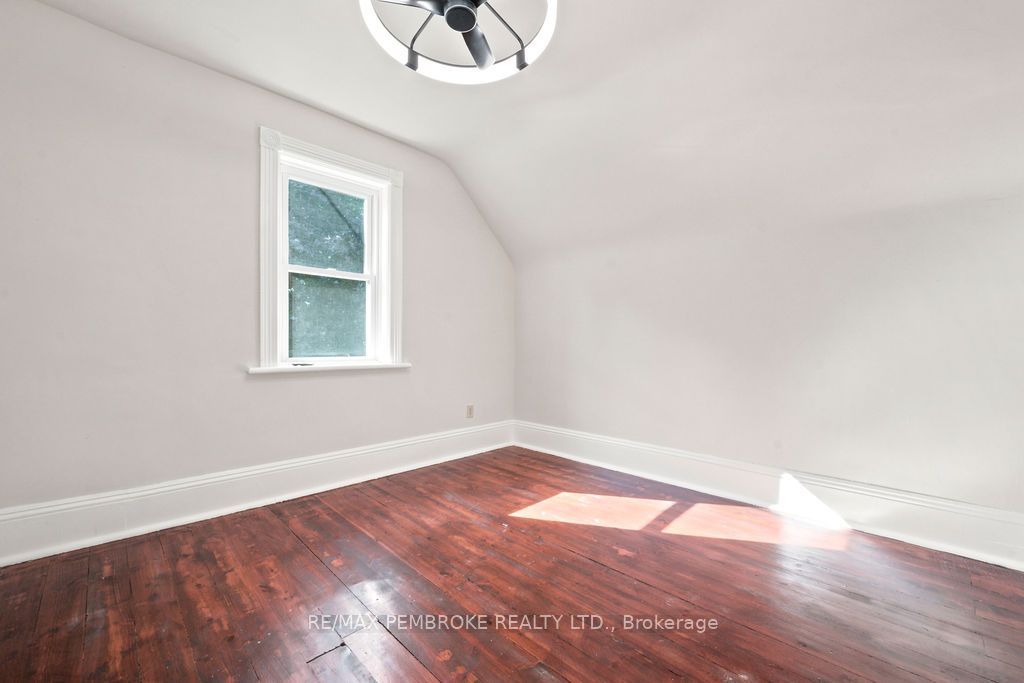 131 Bonnechere Street W Property Photo 18