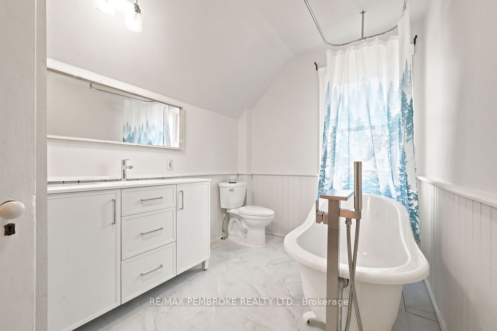131 Bonnechere Street W Property Photo 21