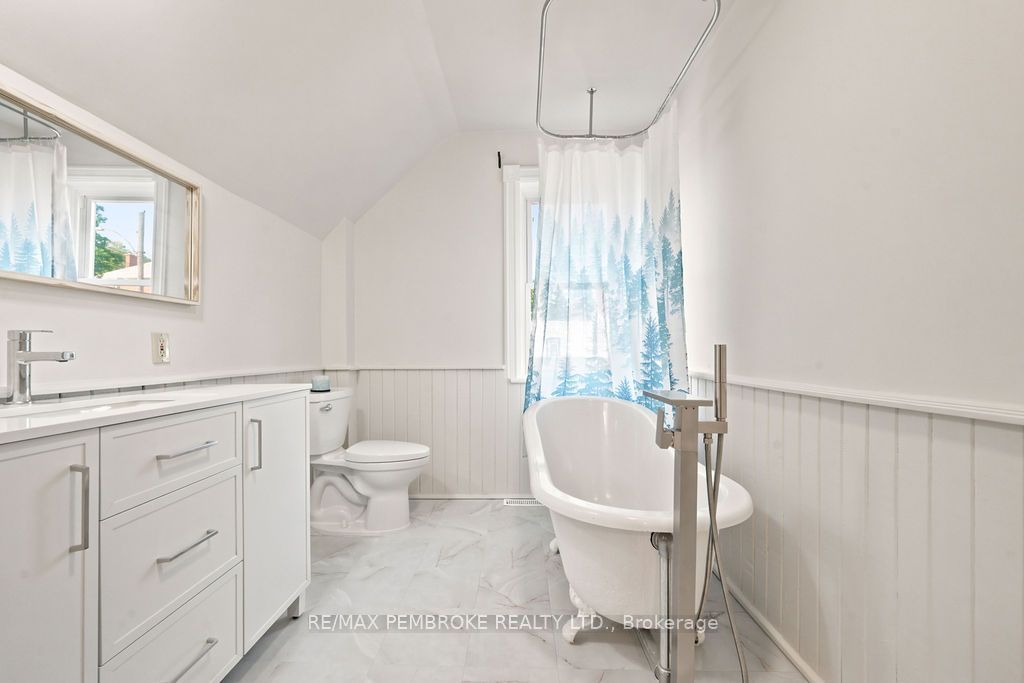 131 Bonnechere Street W Property Photo 22