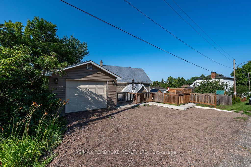 131 Bonnechere Street W Property Photo 25