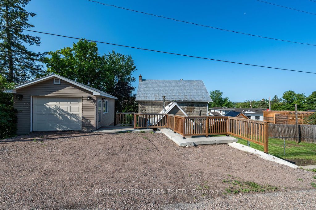 131 Bonnechere Street W Property Photo 26