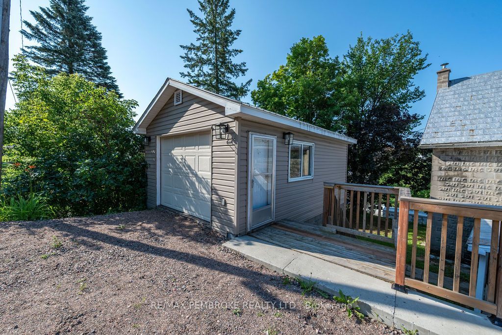 131 Bonnechere Street W Property Photo 27