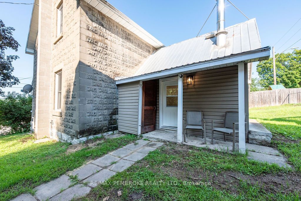 131 Bonnechere Street W Property Photo 28