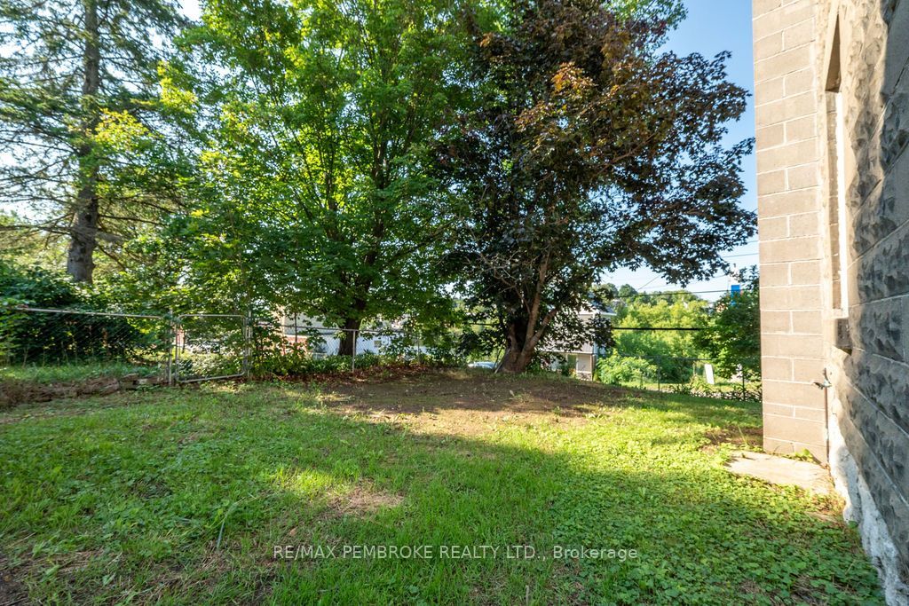 131 Bonnechere Street W Property Photo 29