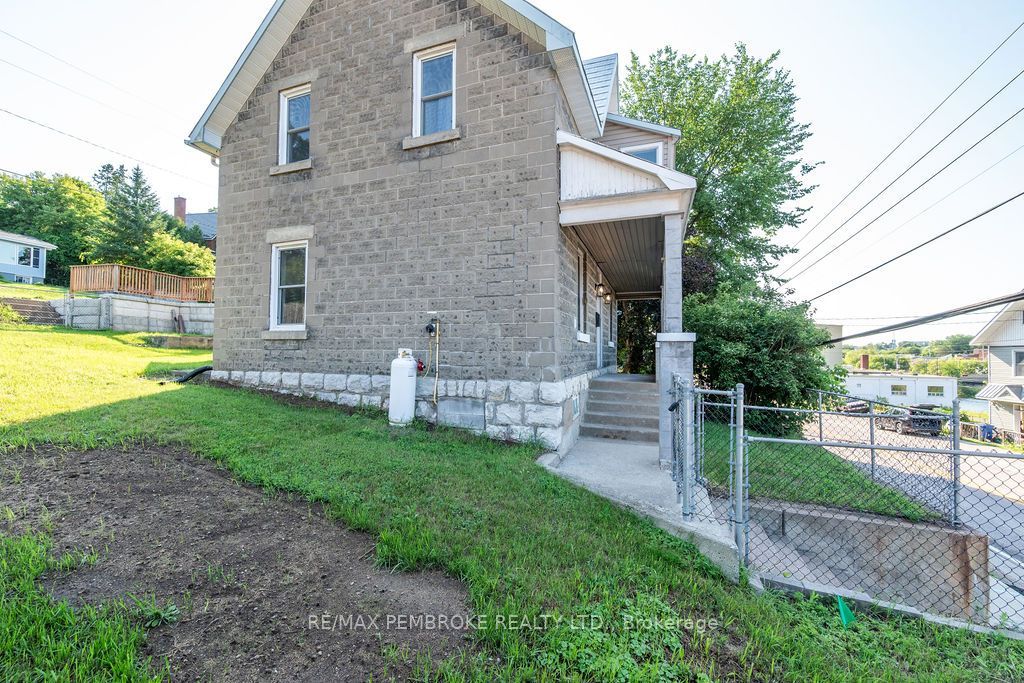 131 Bonnechere Street W Property Photo 30
