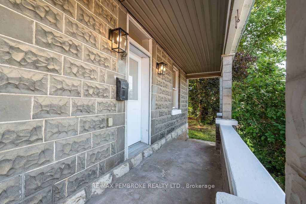 131 Bonnechere Street W Property Photo 31