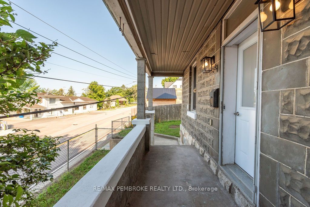 131 Bonnechere Street W Property Photo 32