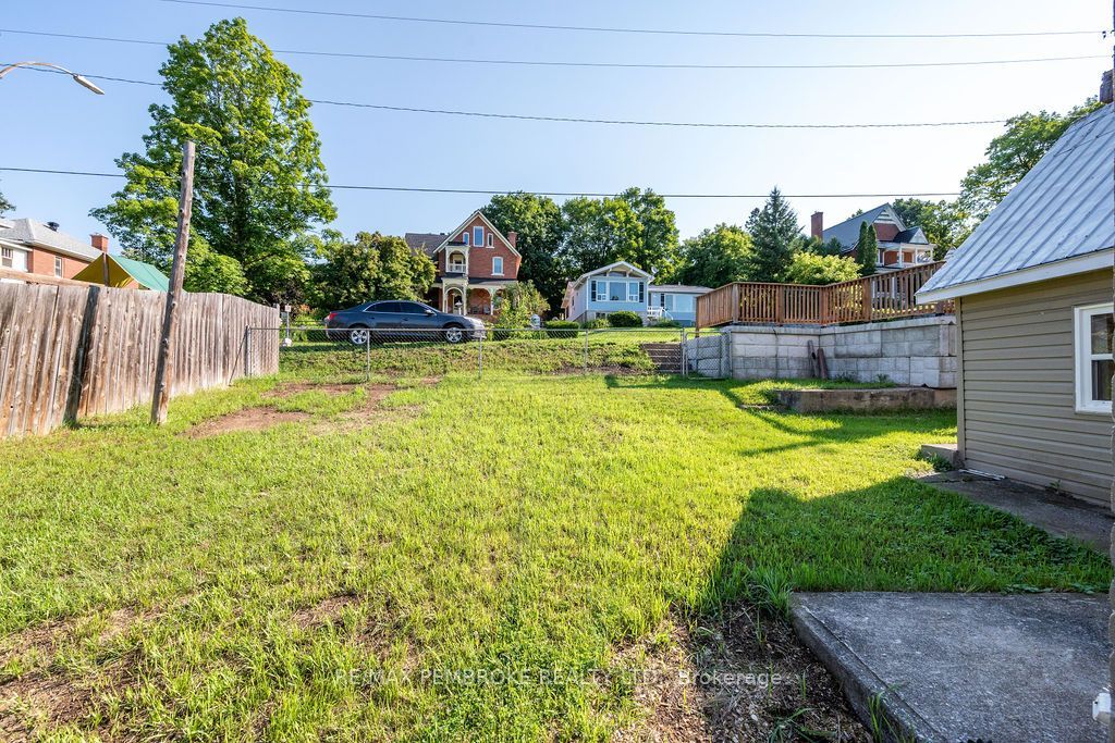 131 Bonnechere Street W Property Photo 33