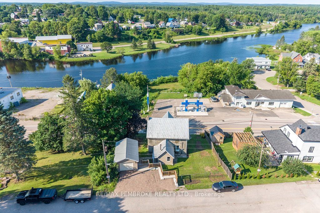 131 Bonnechere Street W Property Photo 37