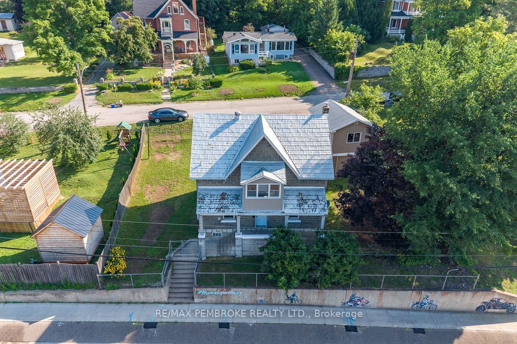 131 Bonnechere Street W Property Photo 41