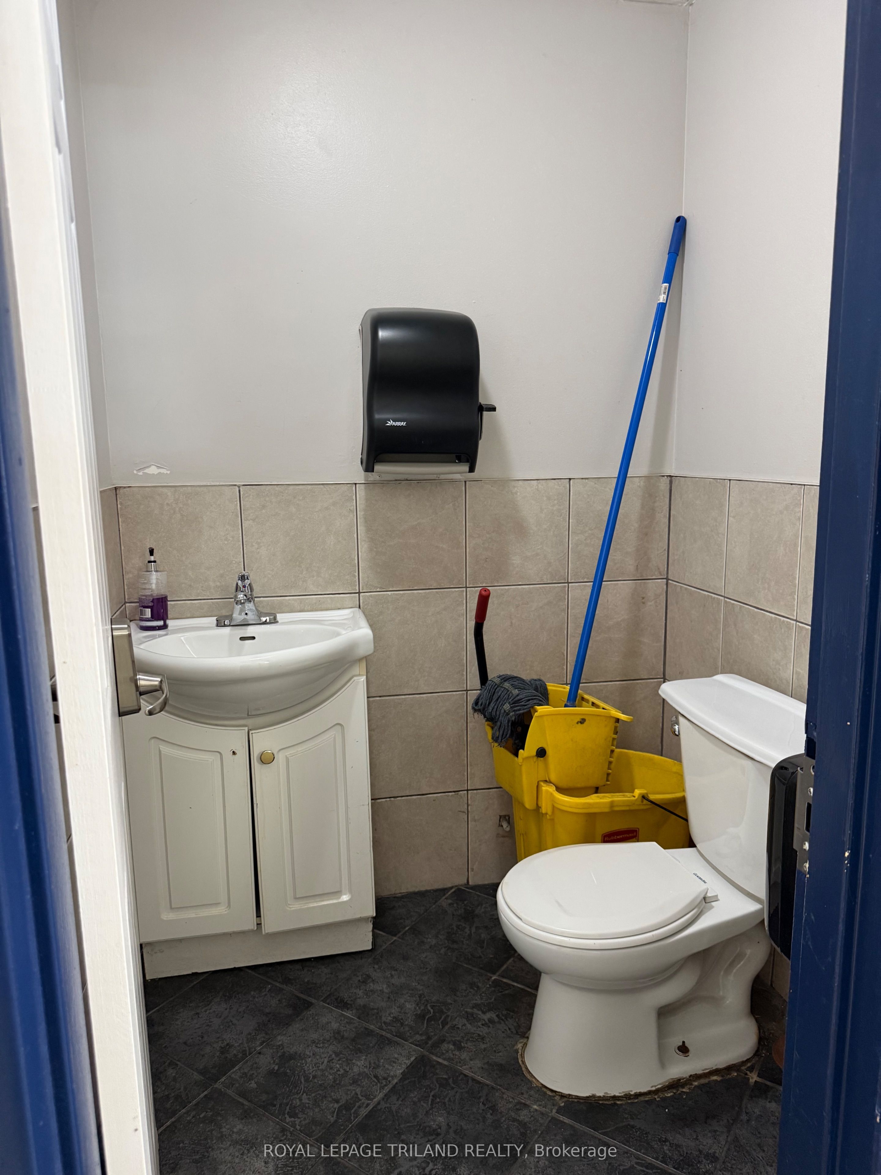 4-775 Southdale Road E Property Photo 8