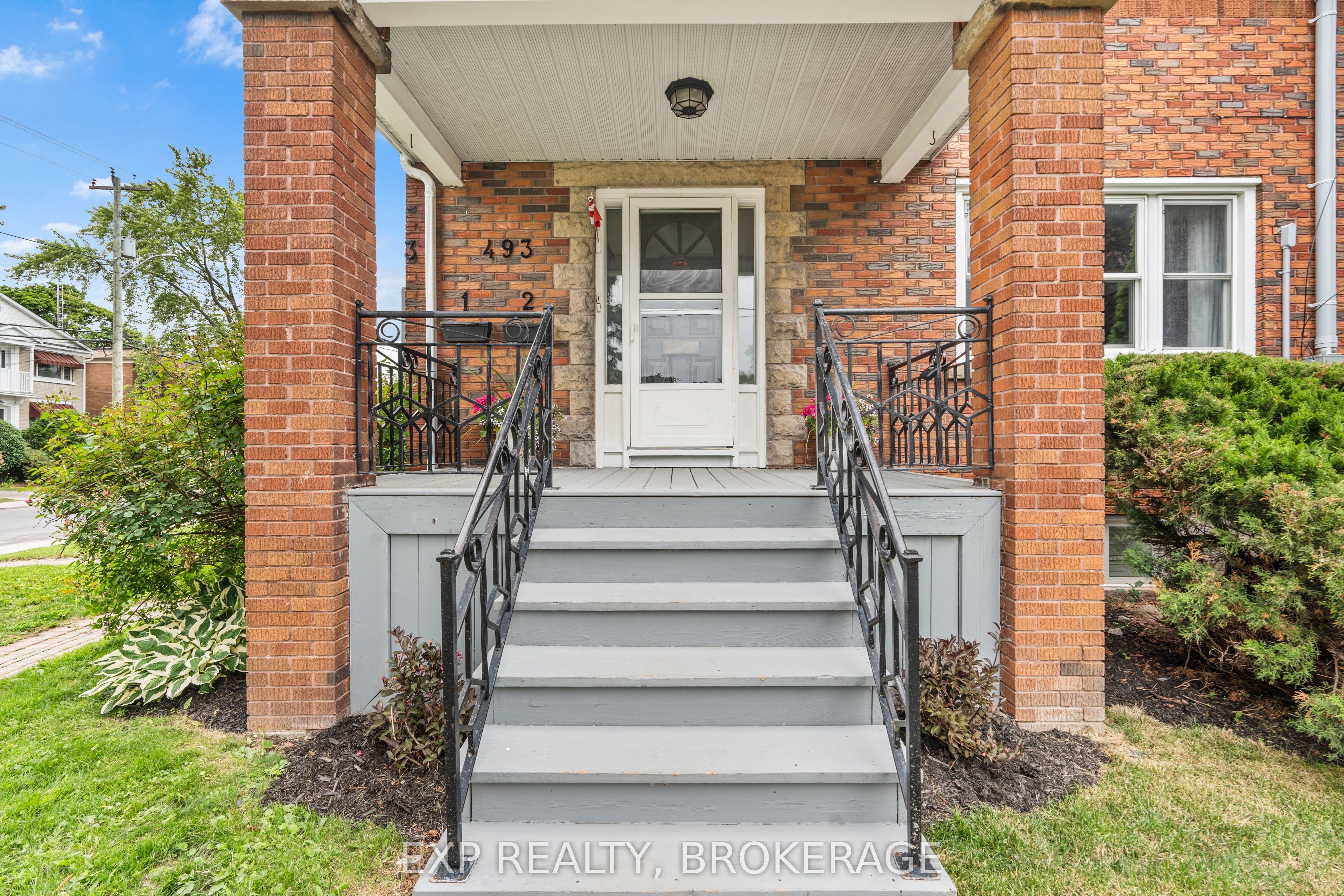 493 College Street Property Photo 4