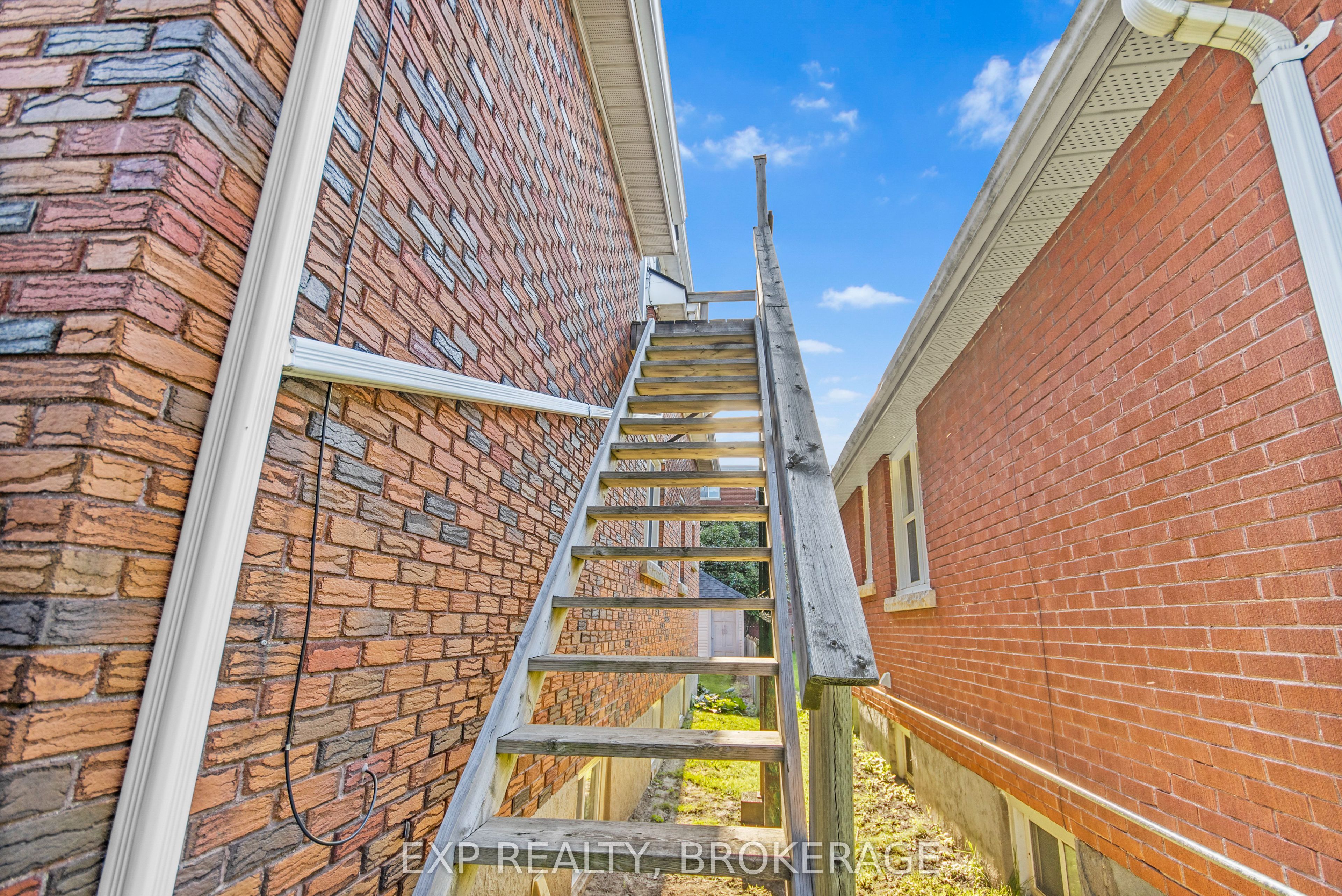 493 College Street Property Photo 5