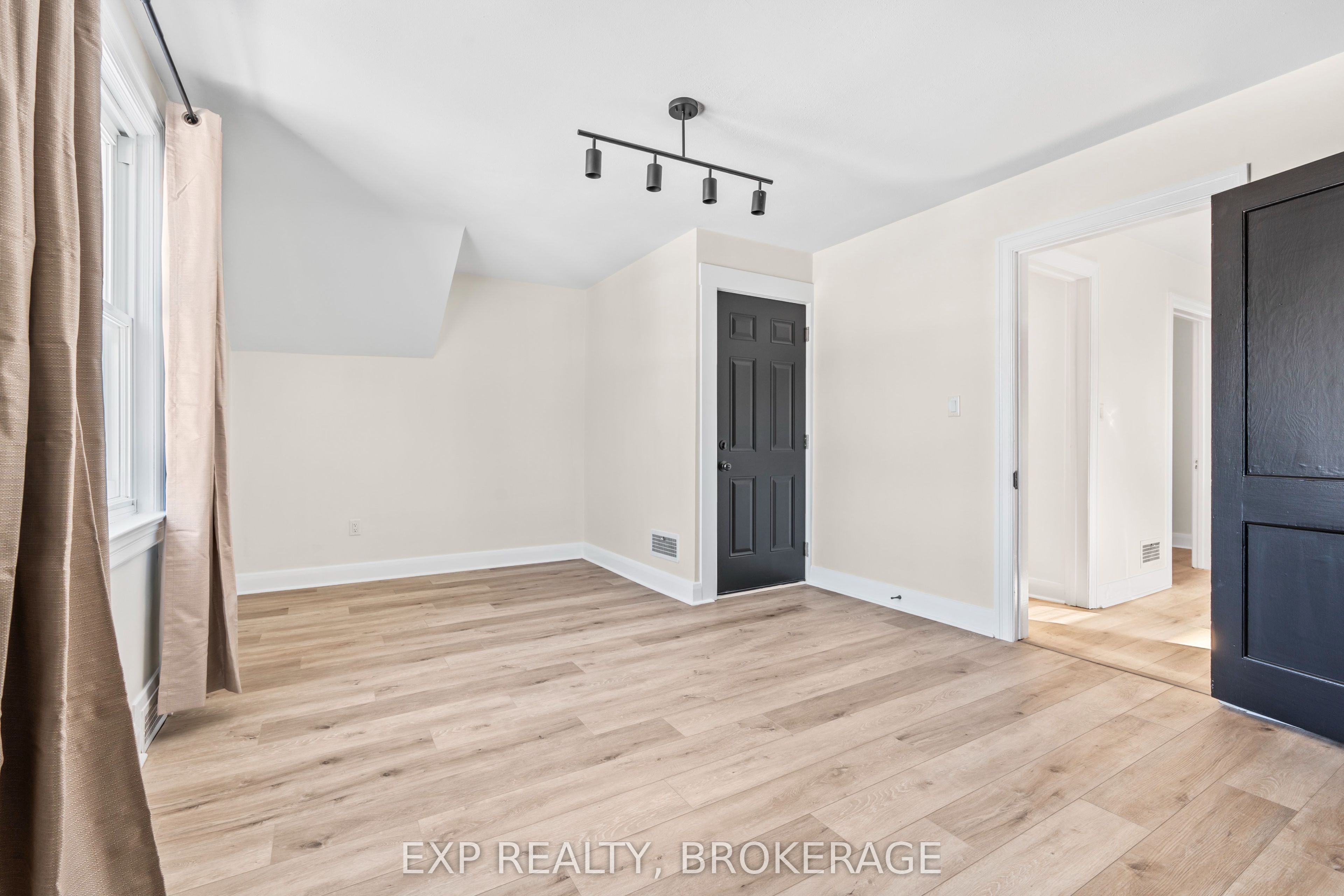 493 College Street Property Photo 8