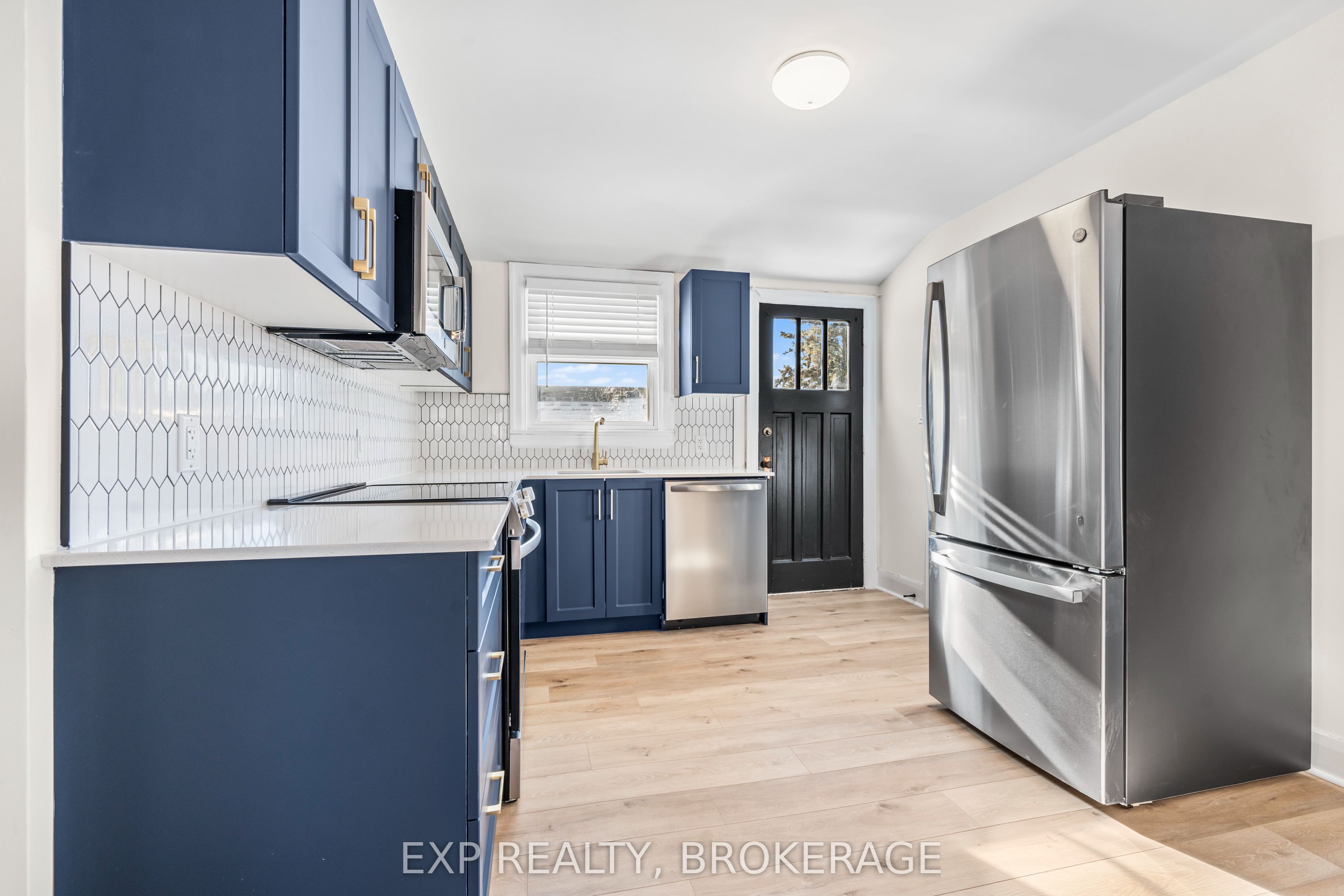 493 College Street Property Photo 10