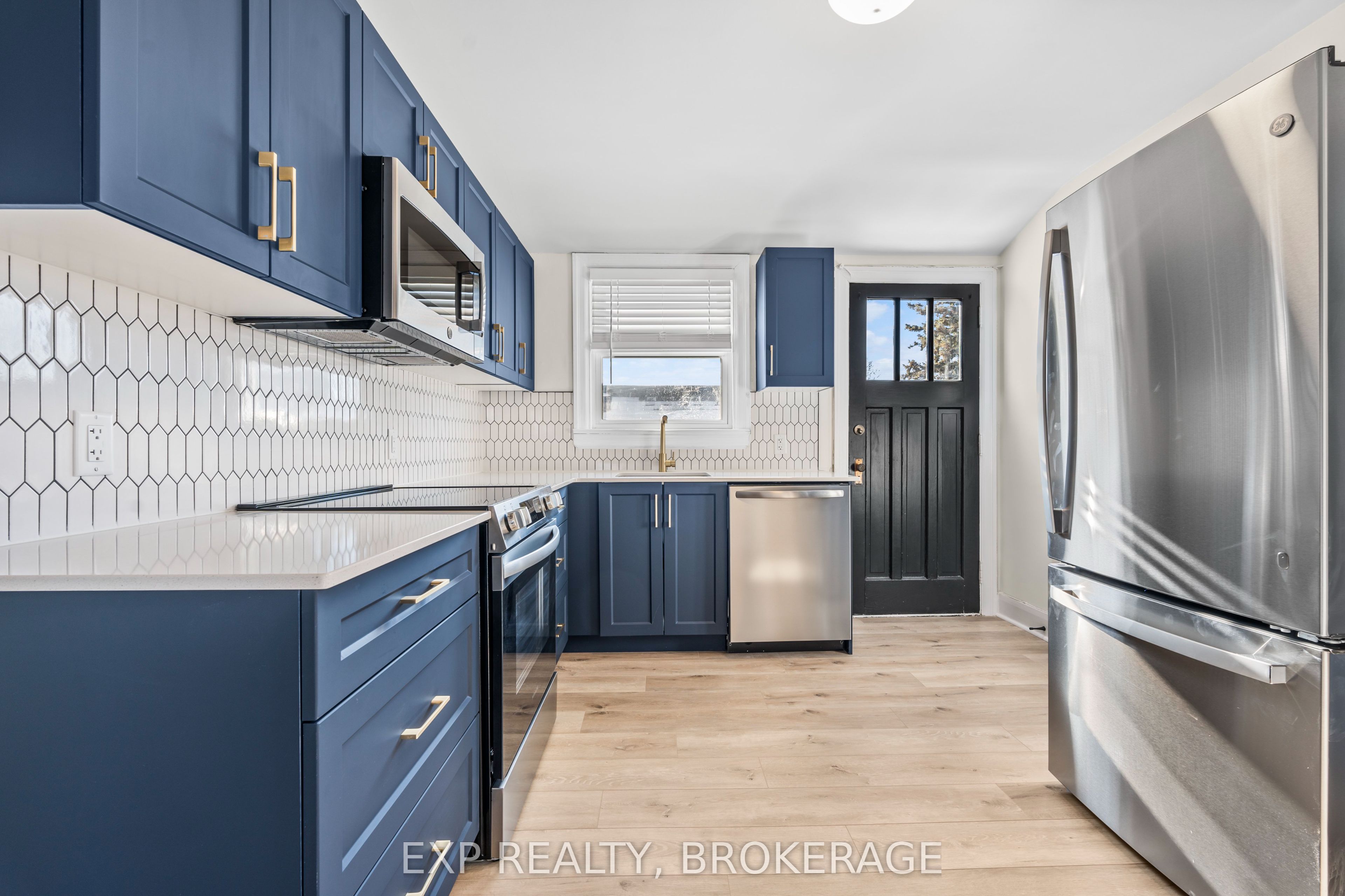 493 College Street Property Photo 11