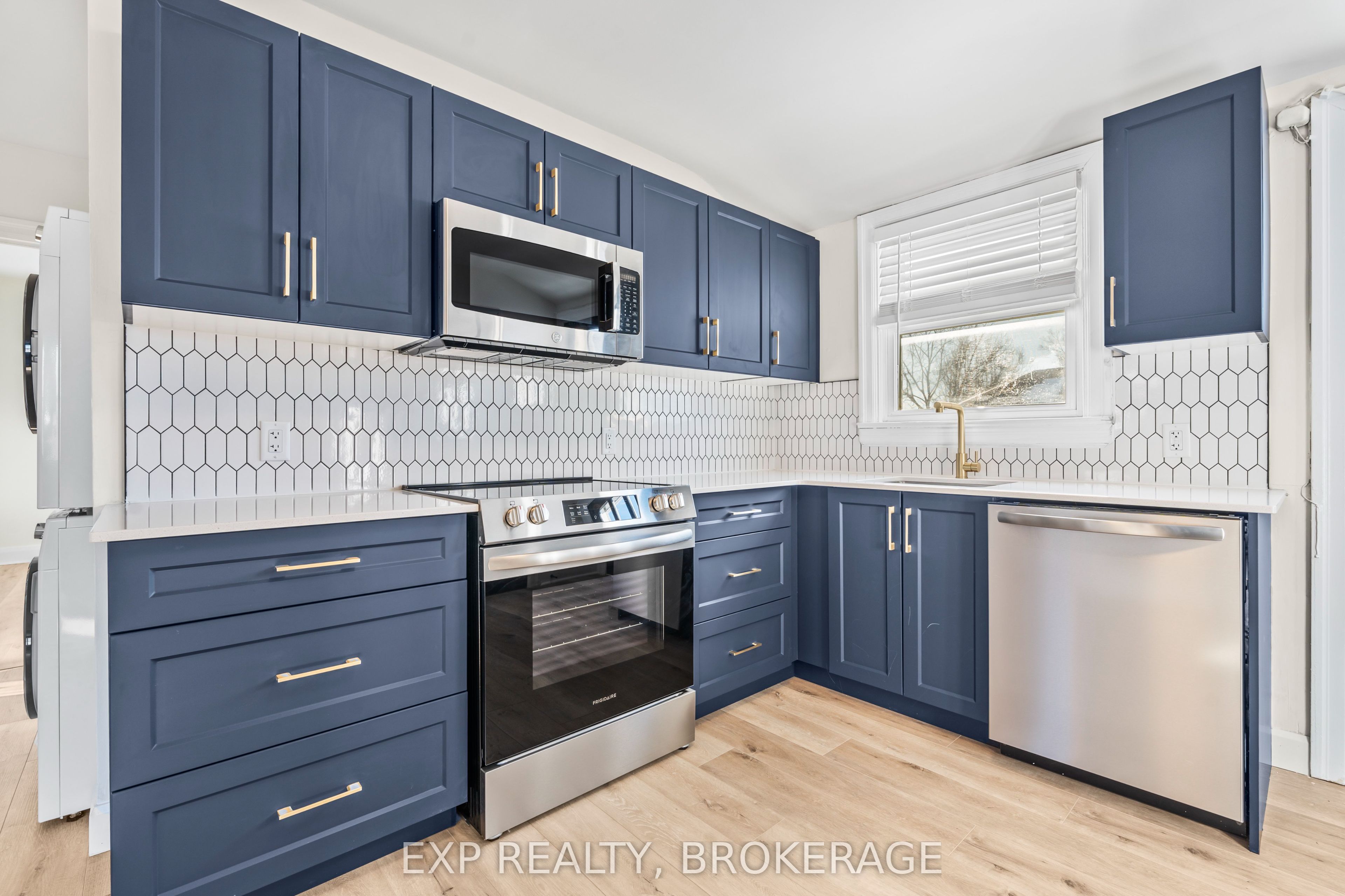 493 College Street Property Photo 12