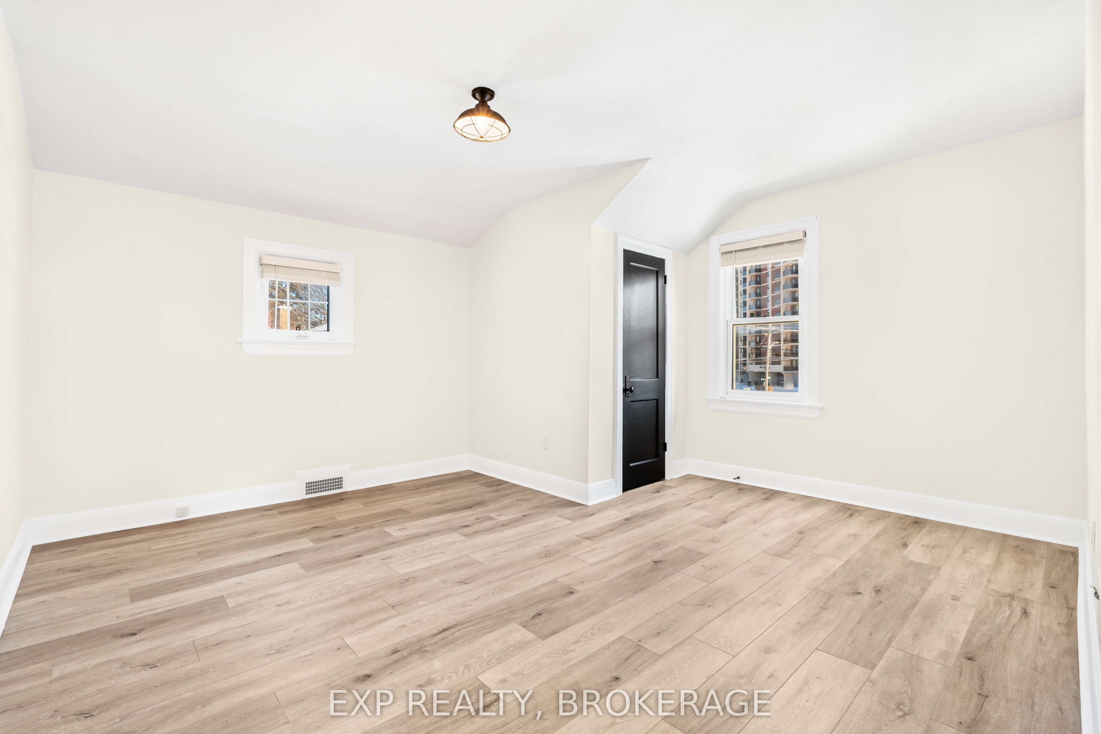 493 College Street Property Photo 17