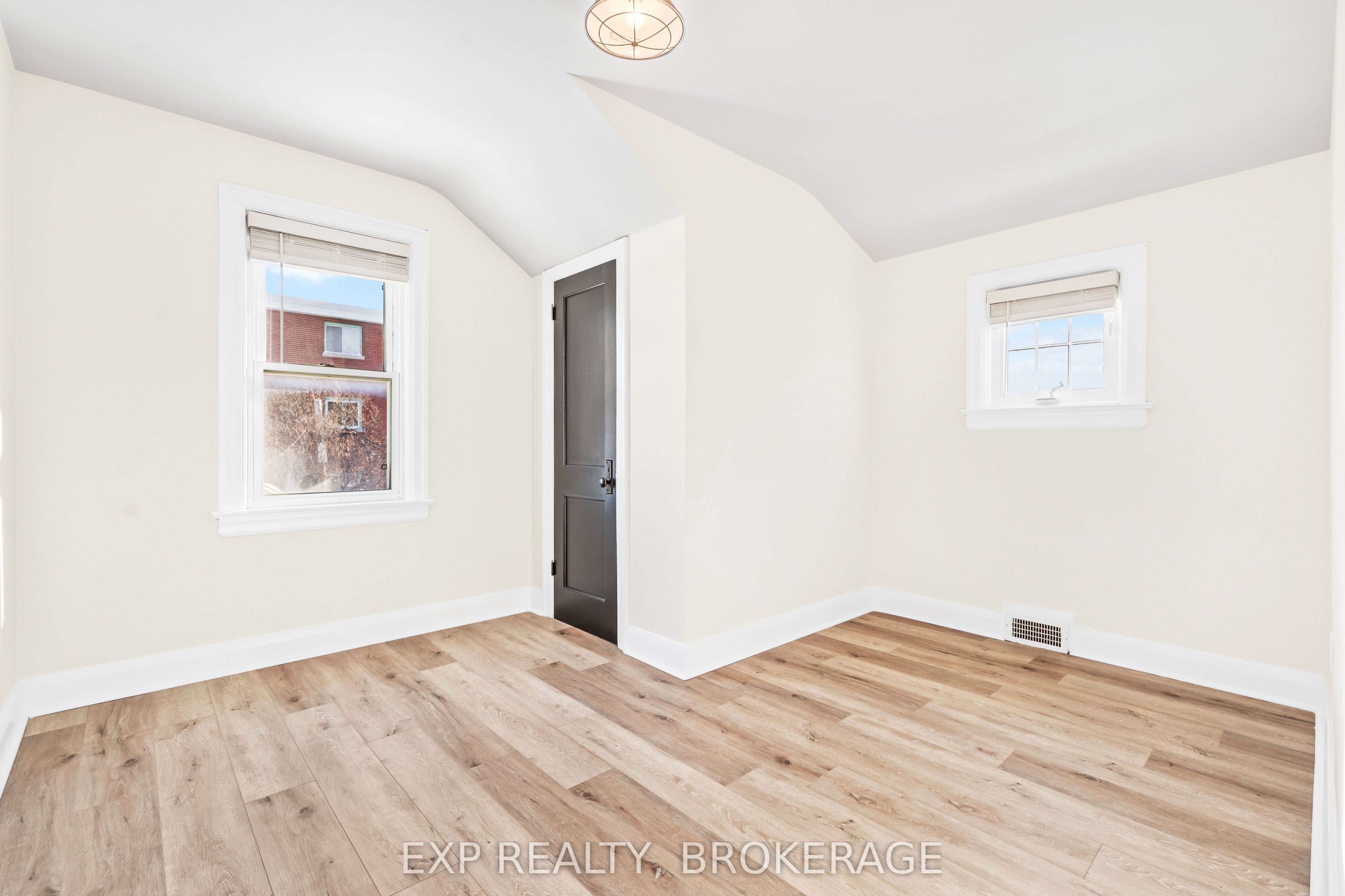 493 College Street Property Photo 18