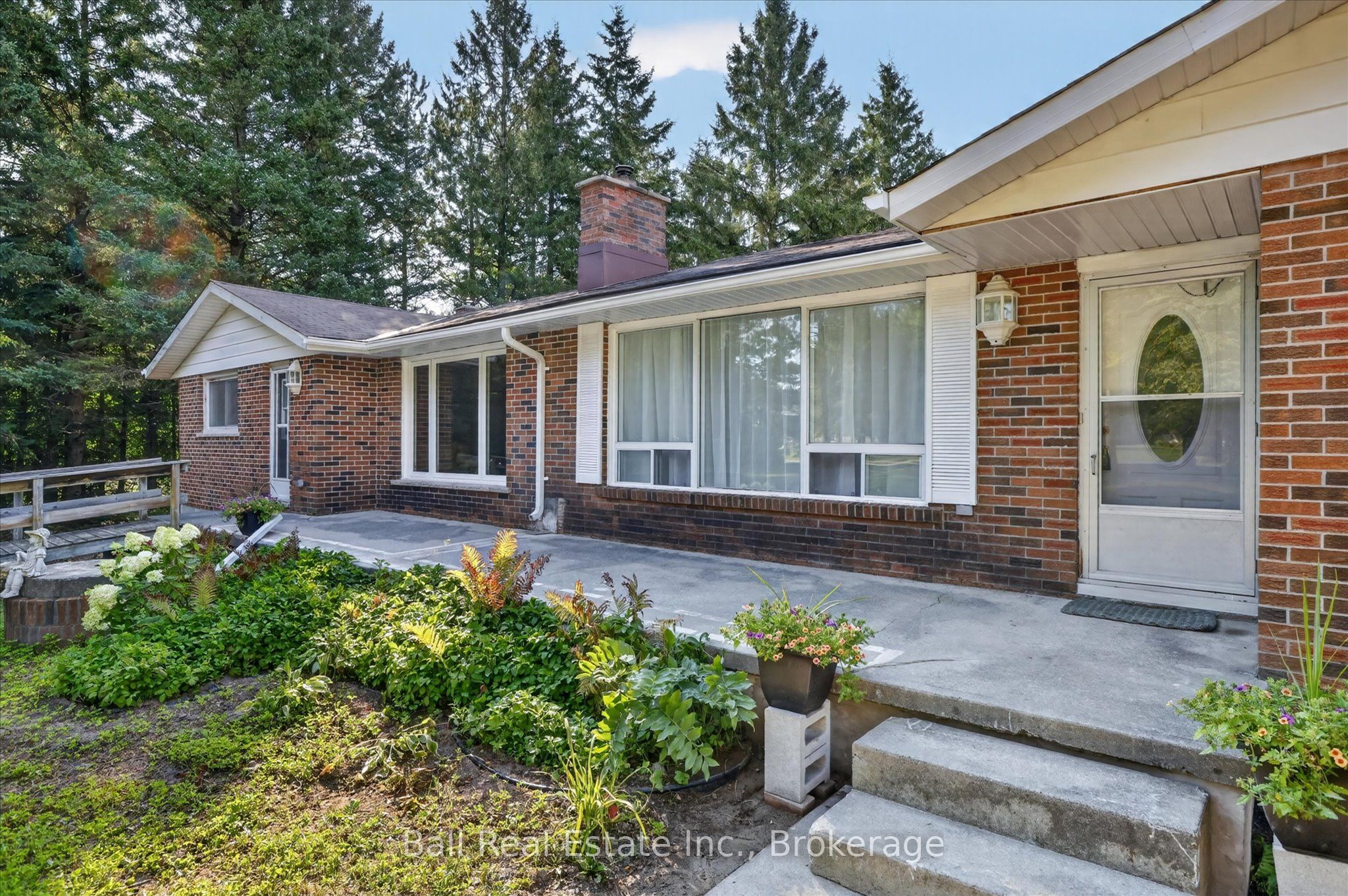 751 Ford Crescent Property Photo 2