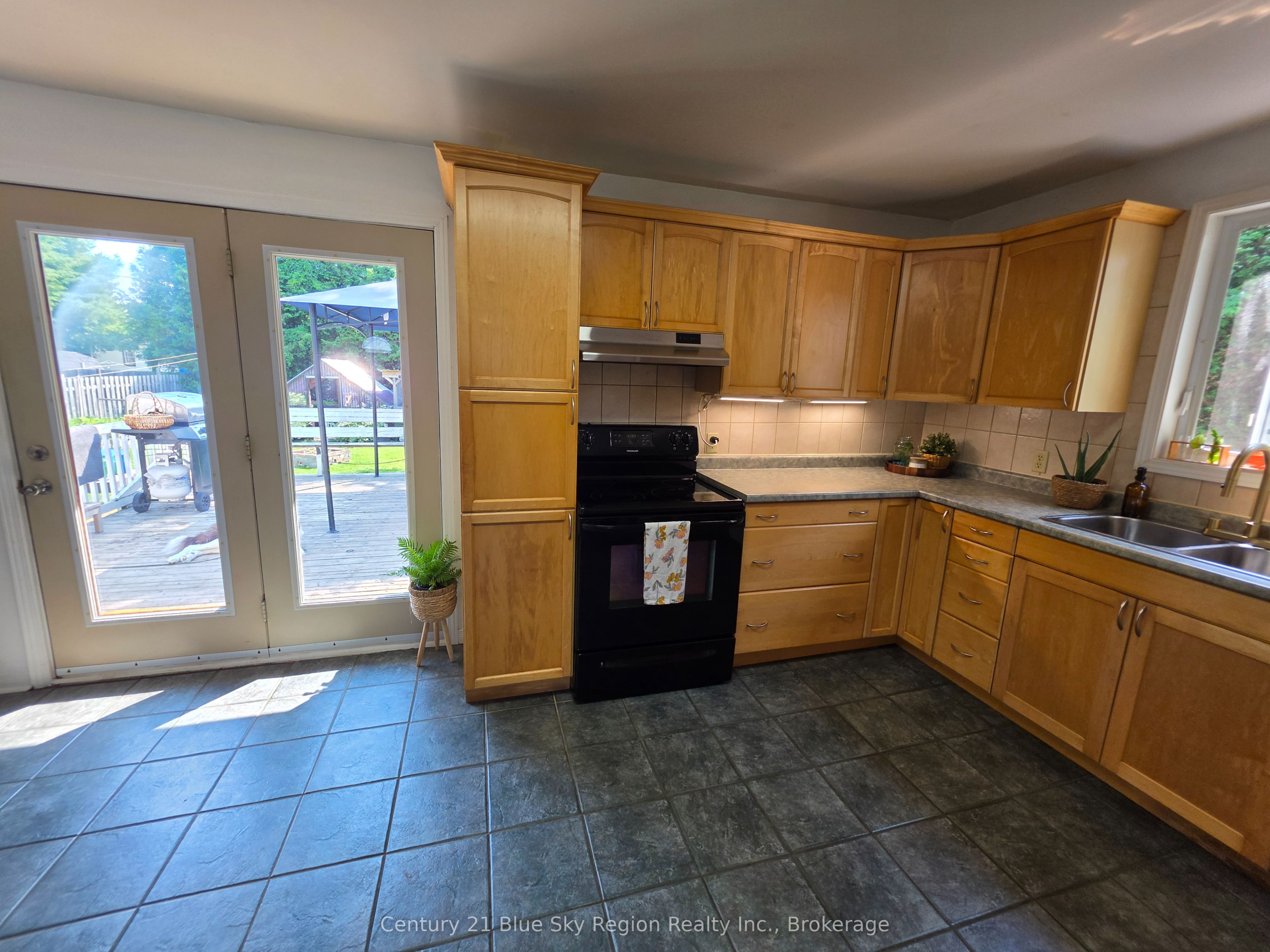 324 King Street Property Photo 4