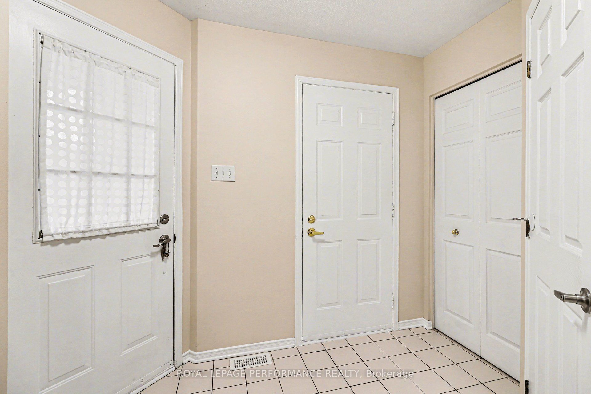 897 Paradise Crescent Property Photo 3