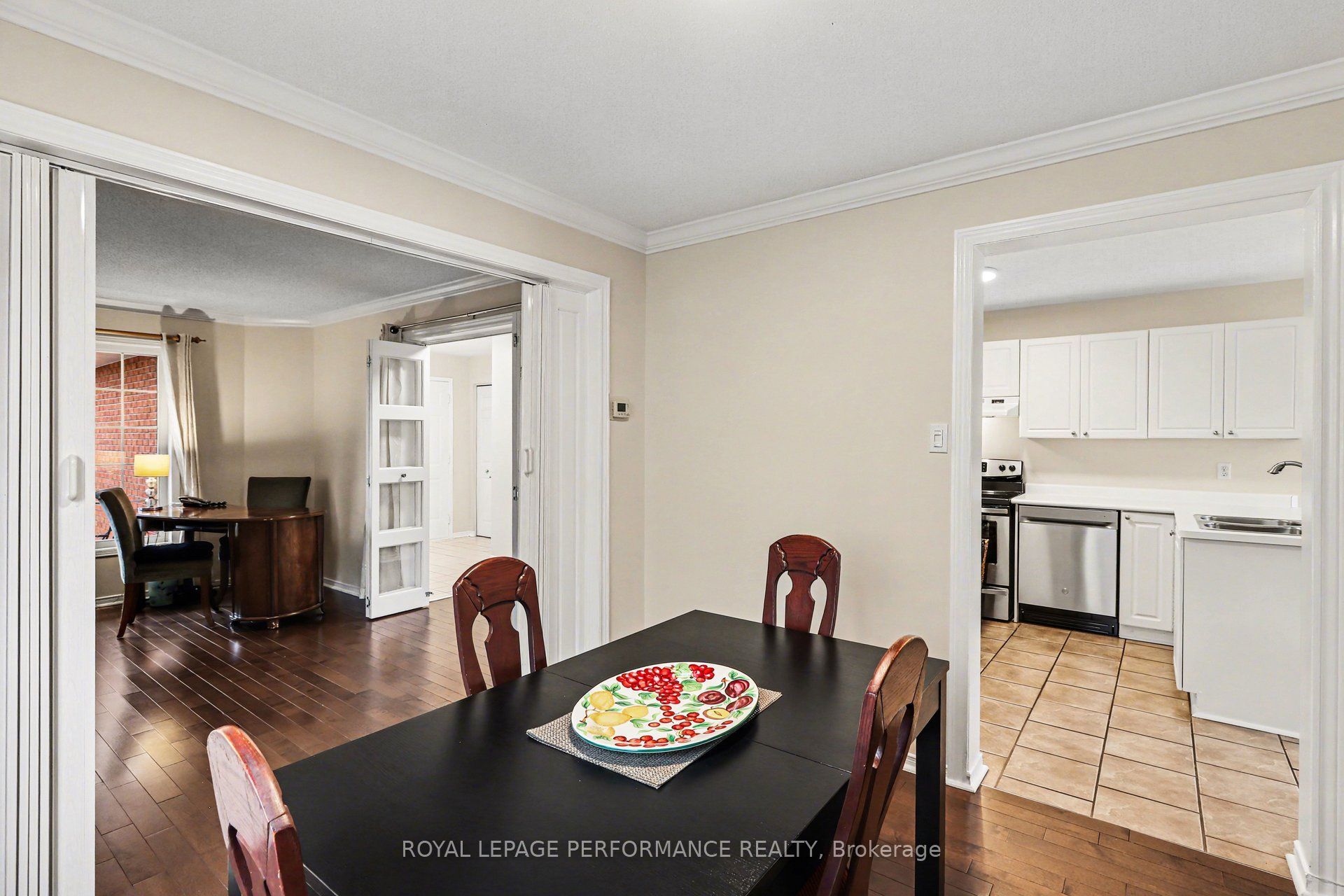 897 Paradise Crescent Property Photo 7