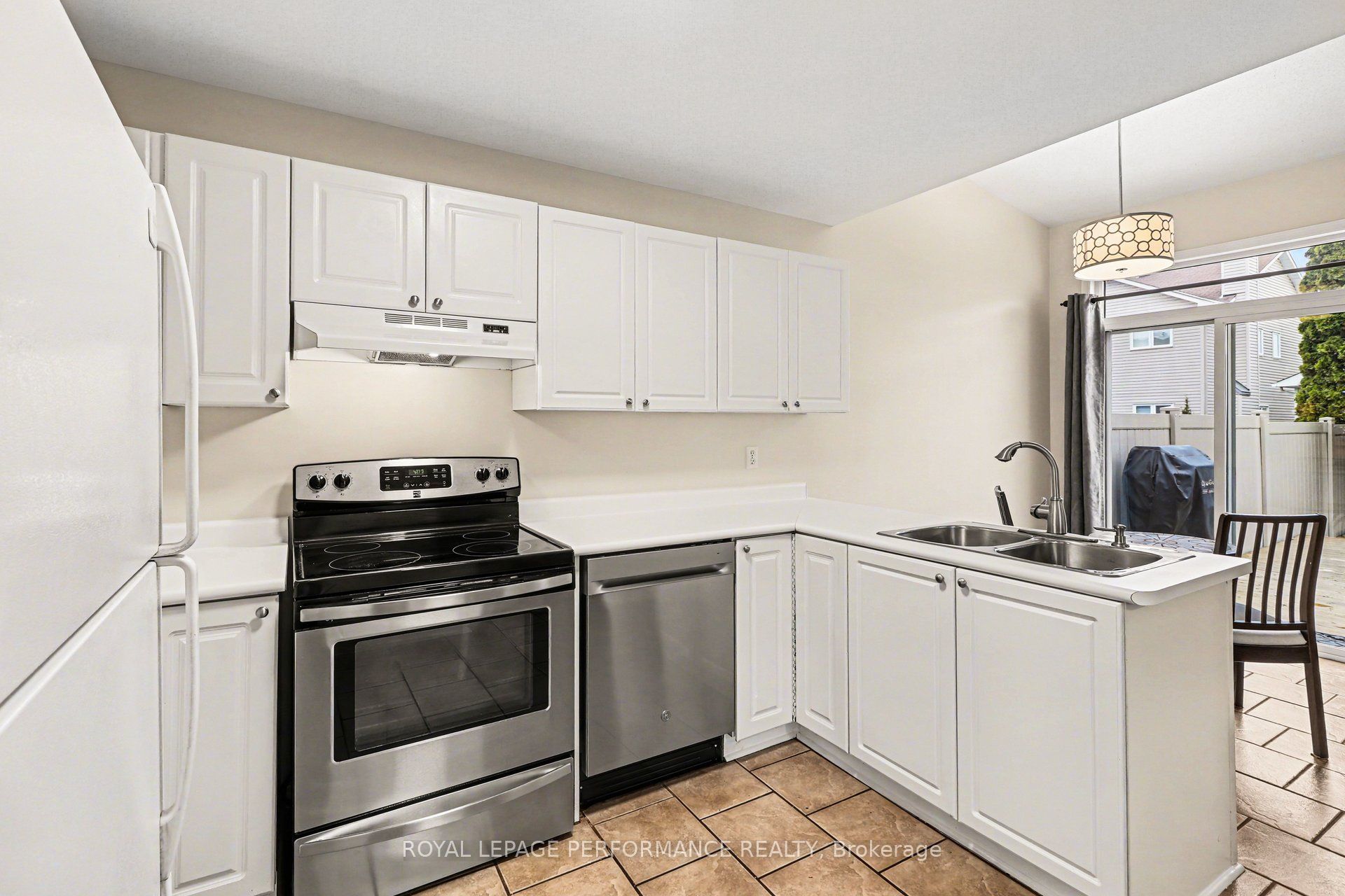 897 Paradise Crescent Property Photo 8
