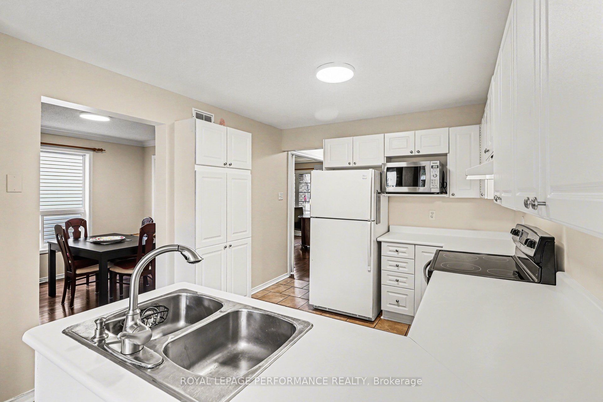 897 Paradise Crescent Property Photo 11
