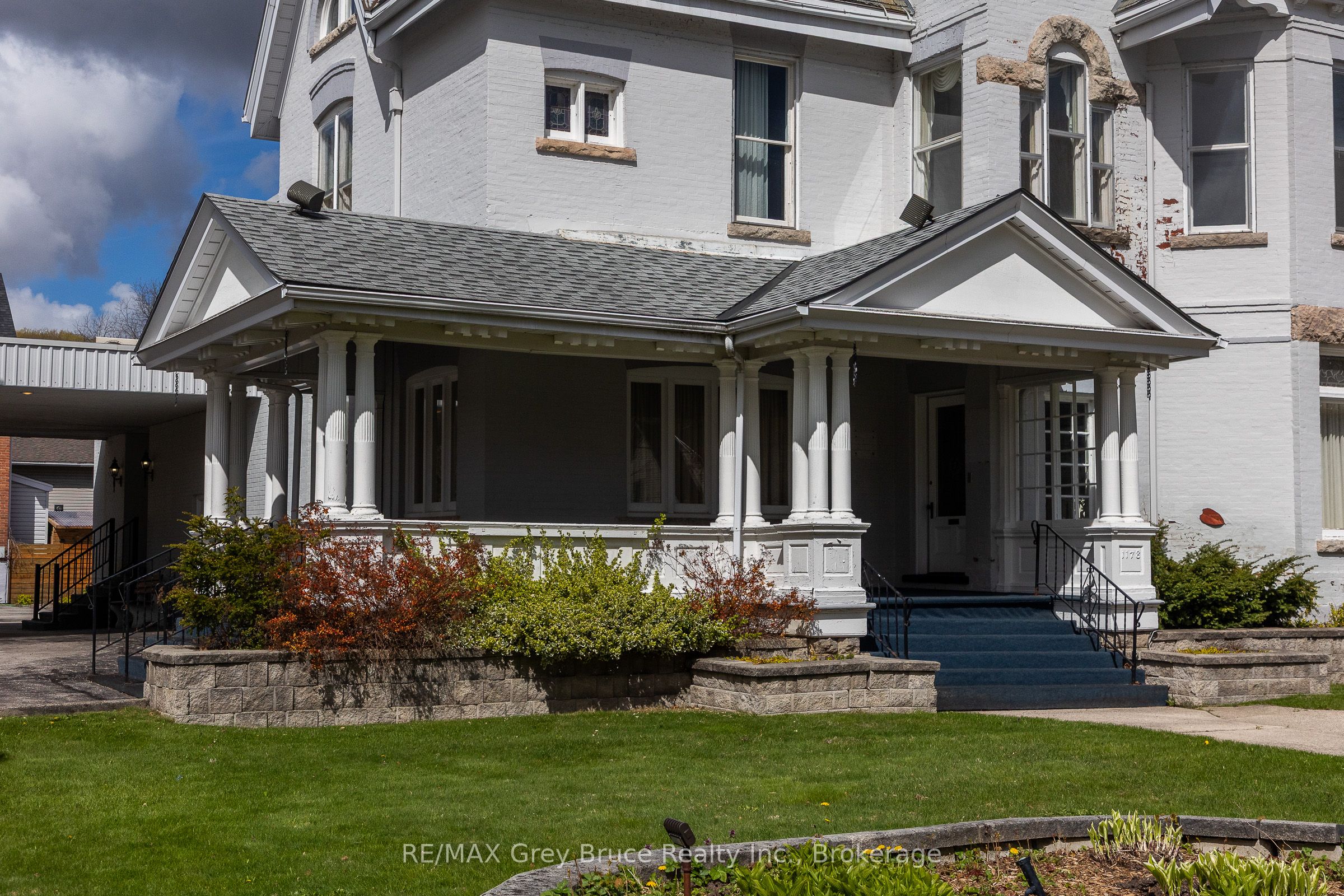 1178 4th Avenue W Property Photo 2