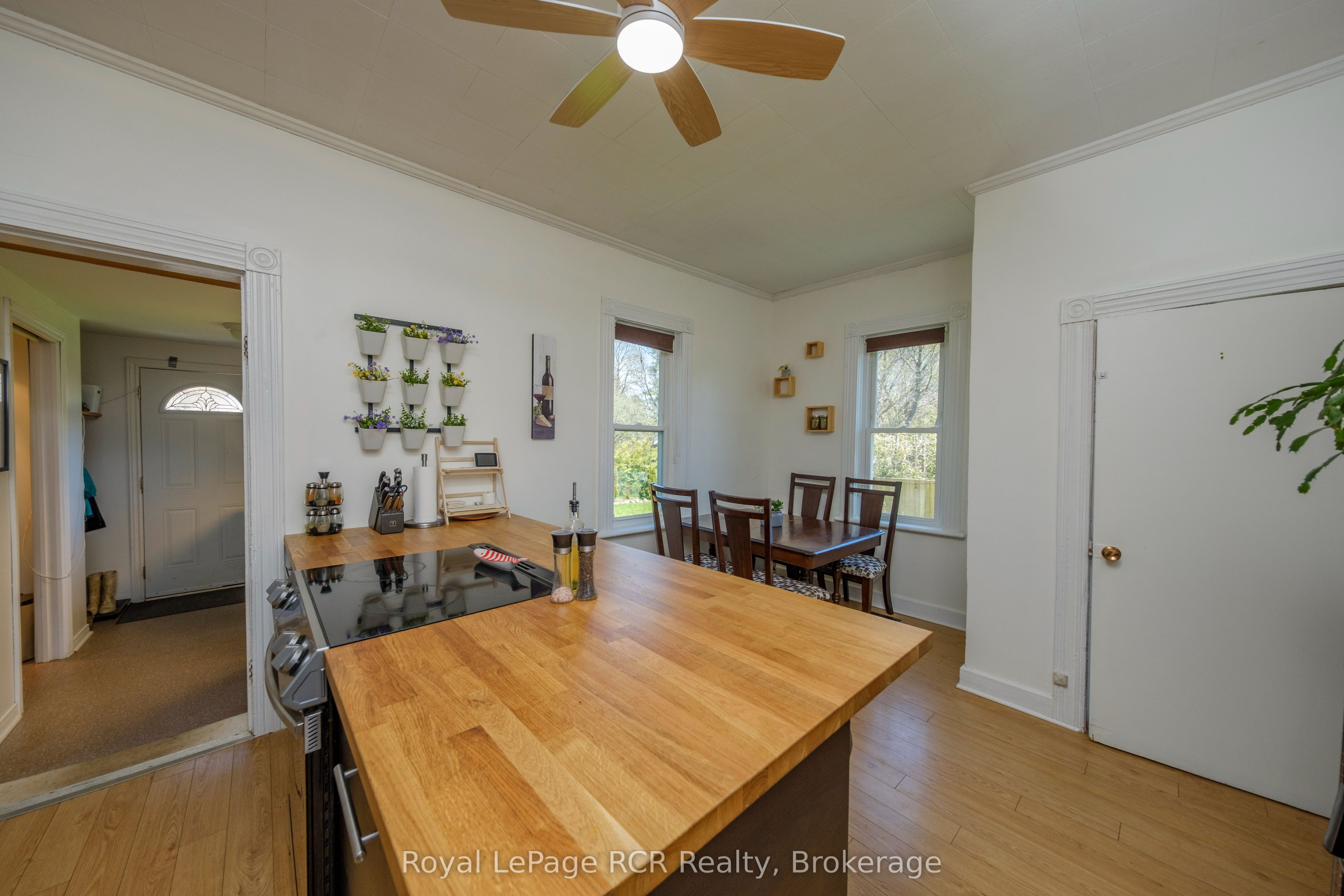 494 16th Street W Property Photo 6