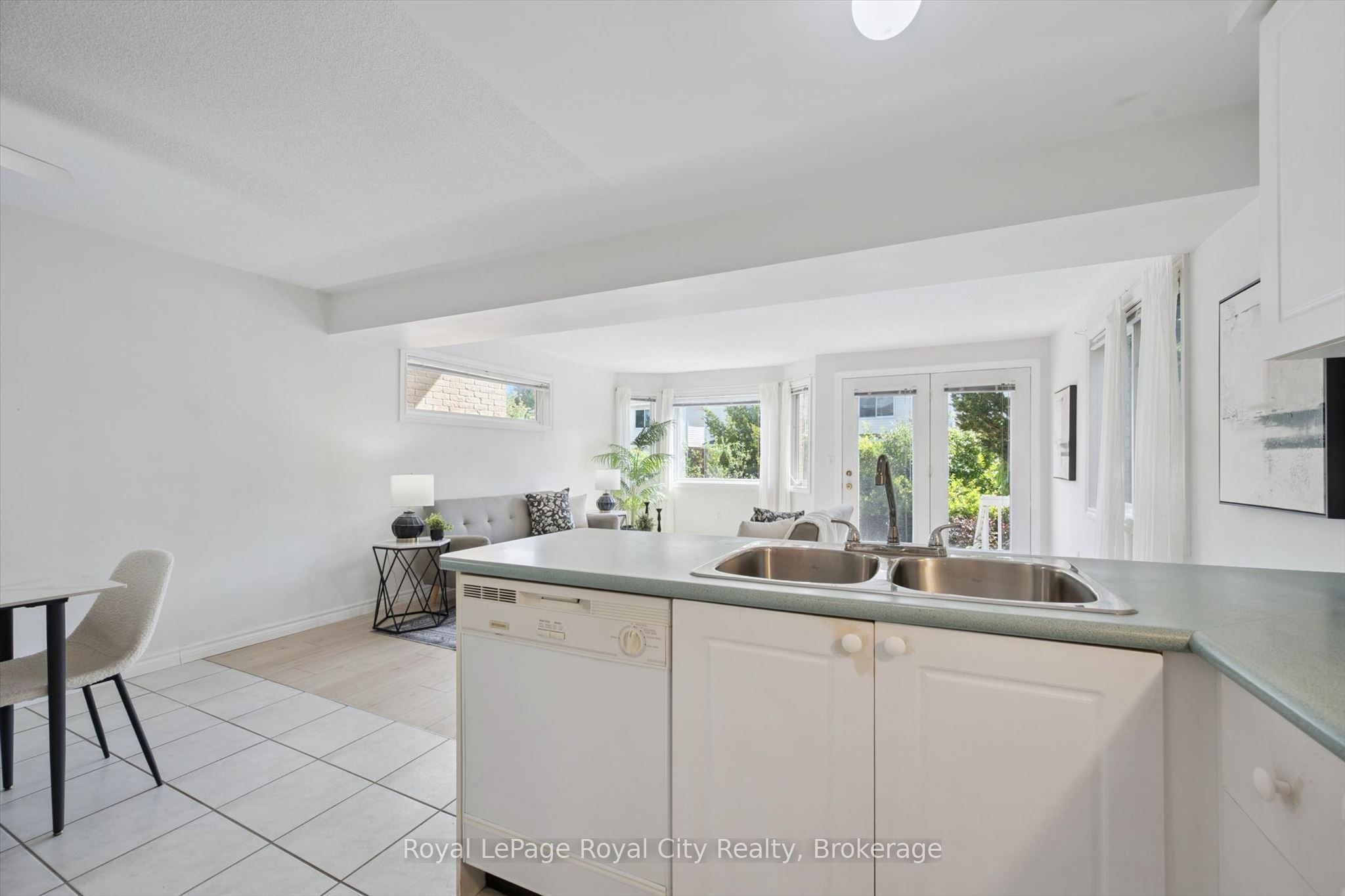 811 Edinburgh Road S Property Photo 28