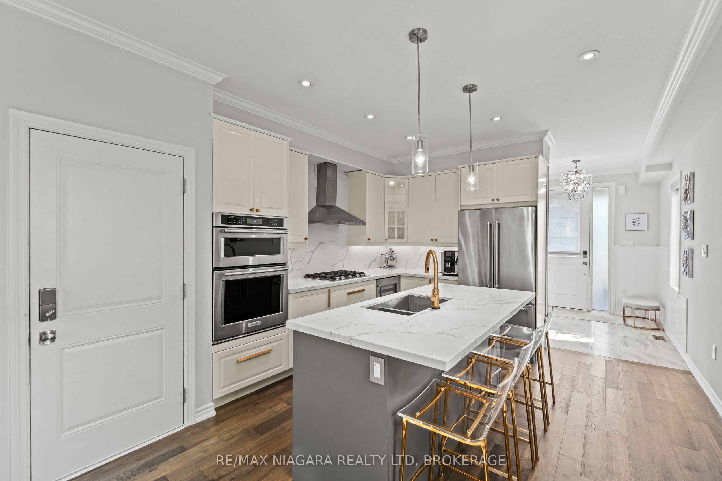 130 John Street W Property Photo 6