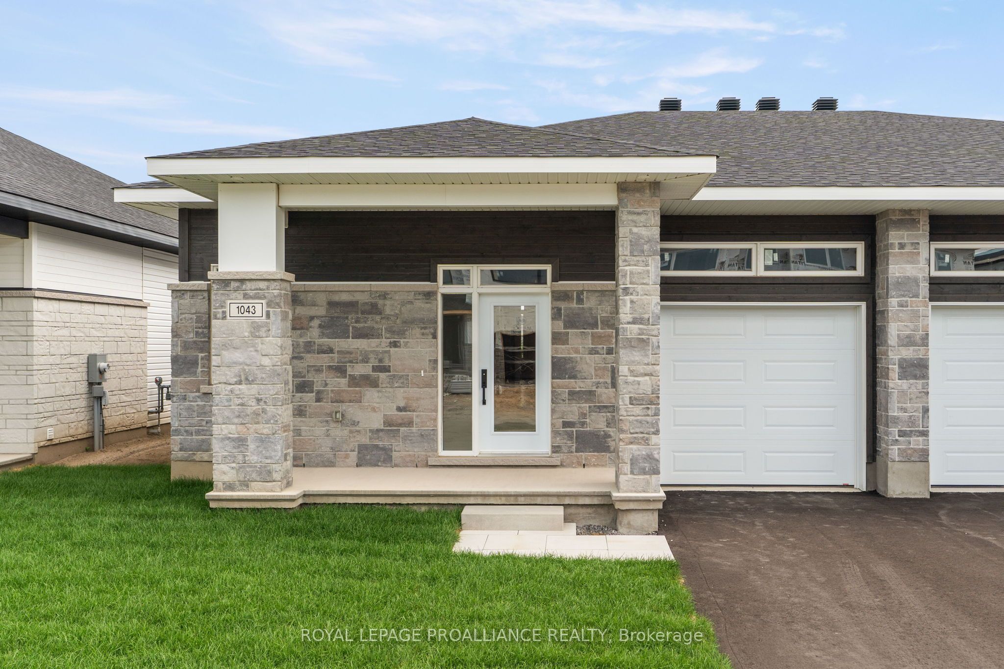 1043 Moore Street Property Photo 1