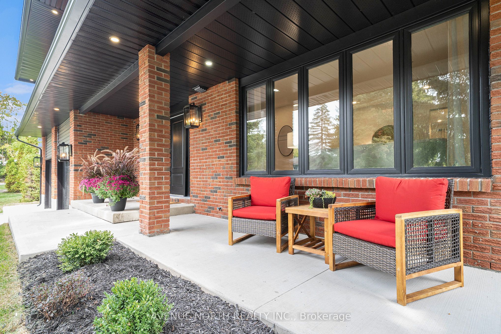 19 Newland Drive E Property Photo 7