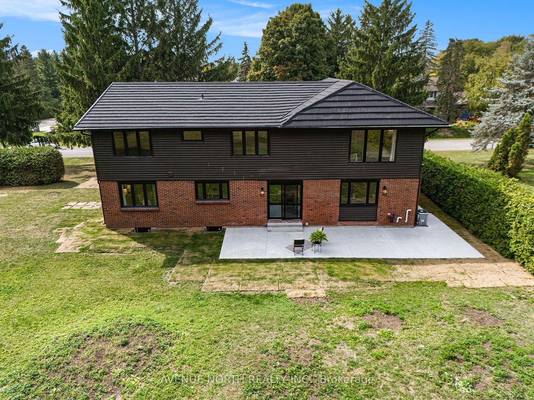 19 Newland Drive E Property Photo 8