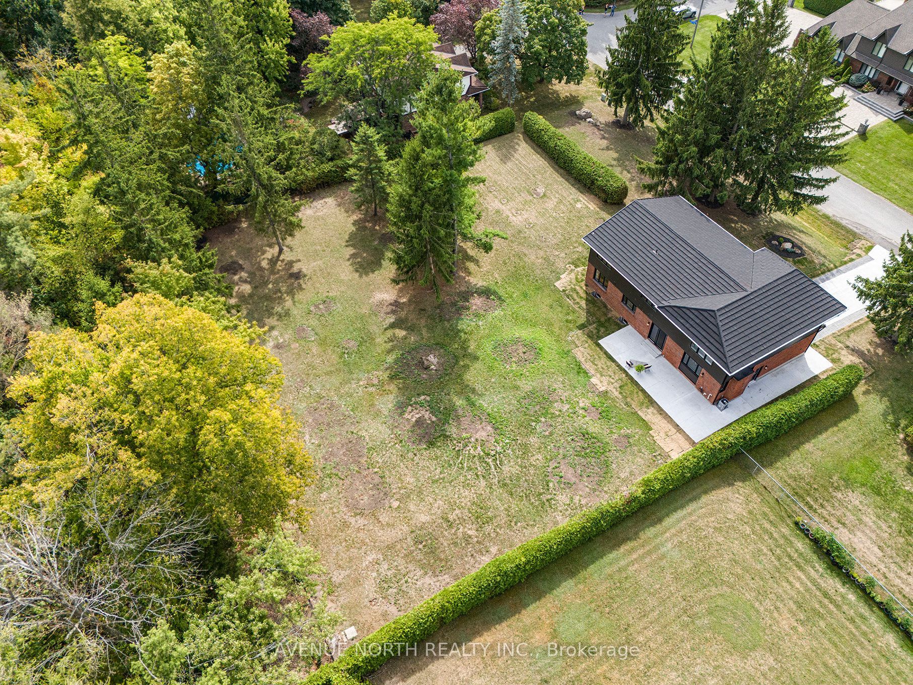 19 Newland Drive E Property Photo 10