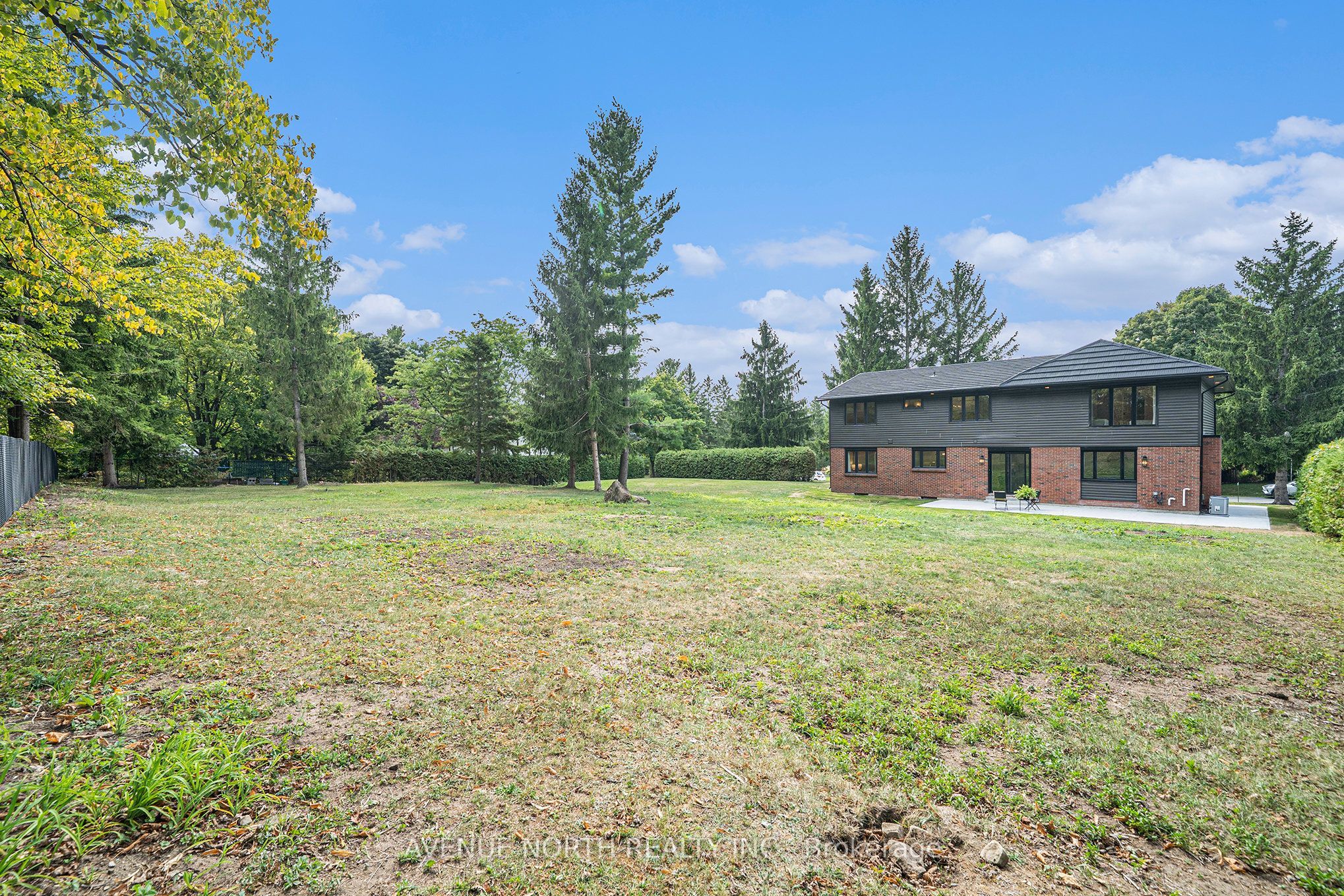 19 Newland Drive E Property Photo 12