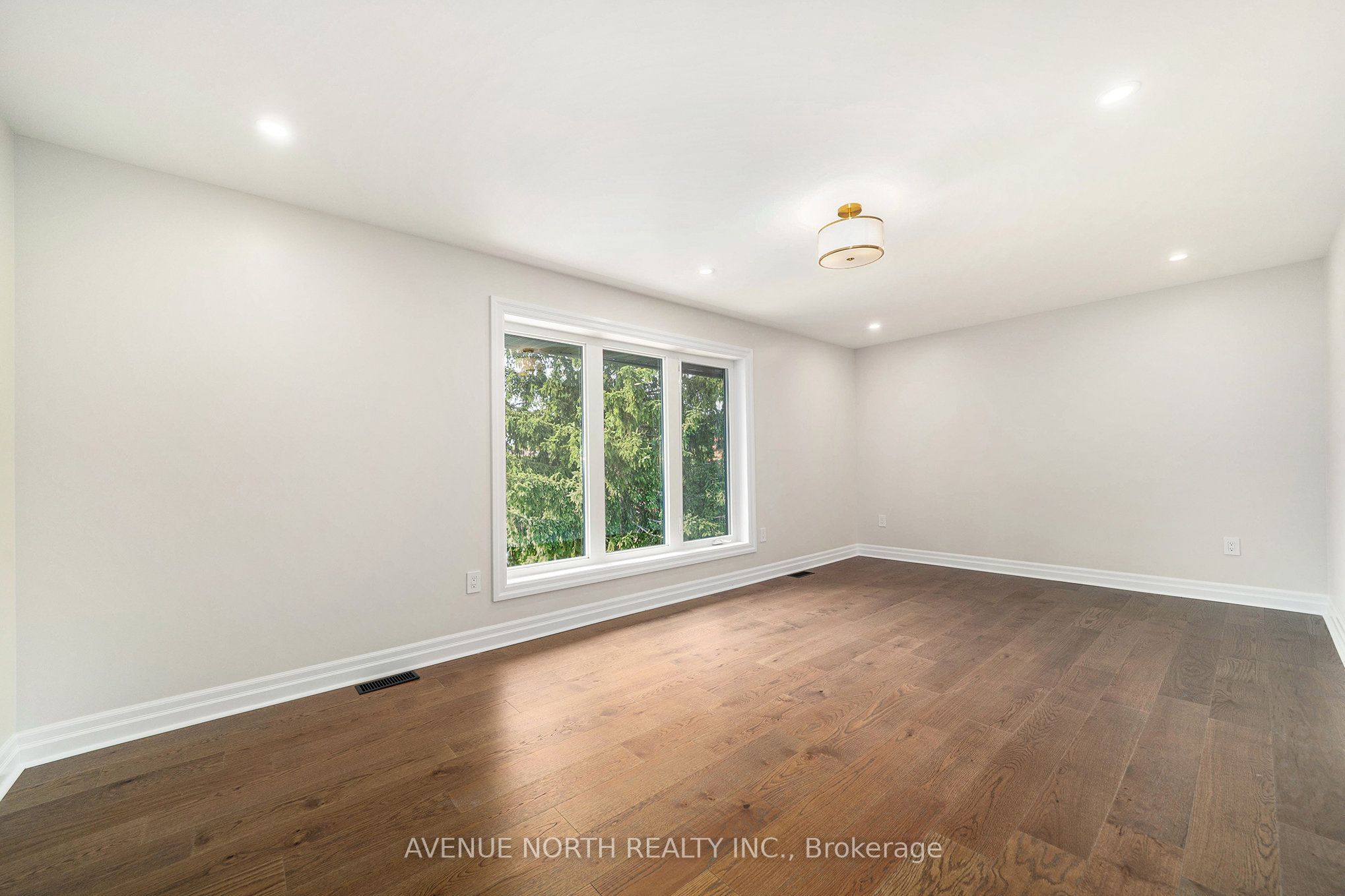 19 Newland Drive E Property Photo 26
