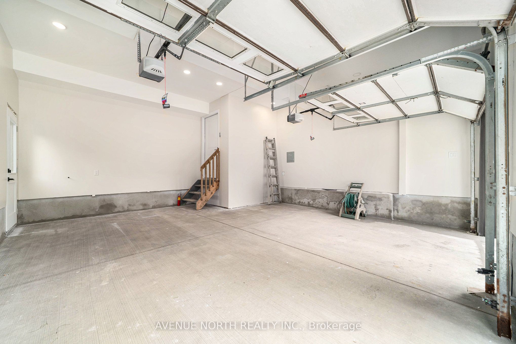 19 Newland Drive E Property Photo 37