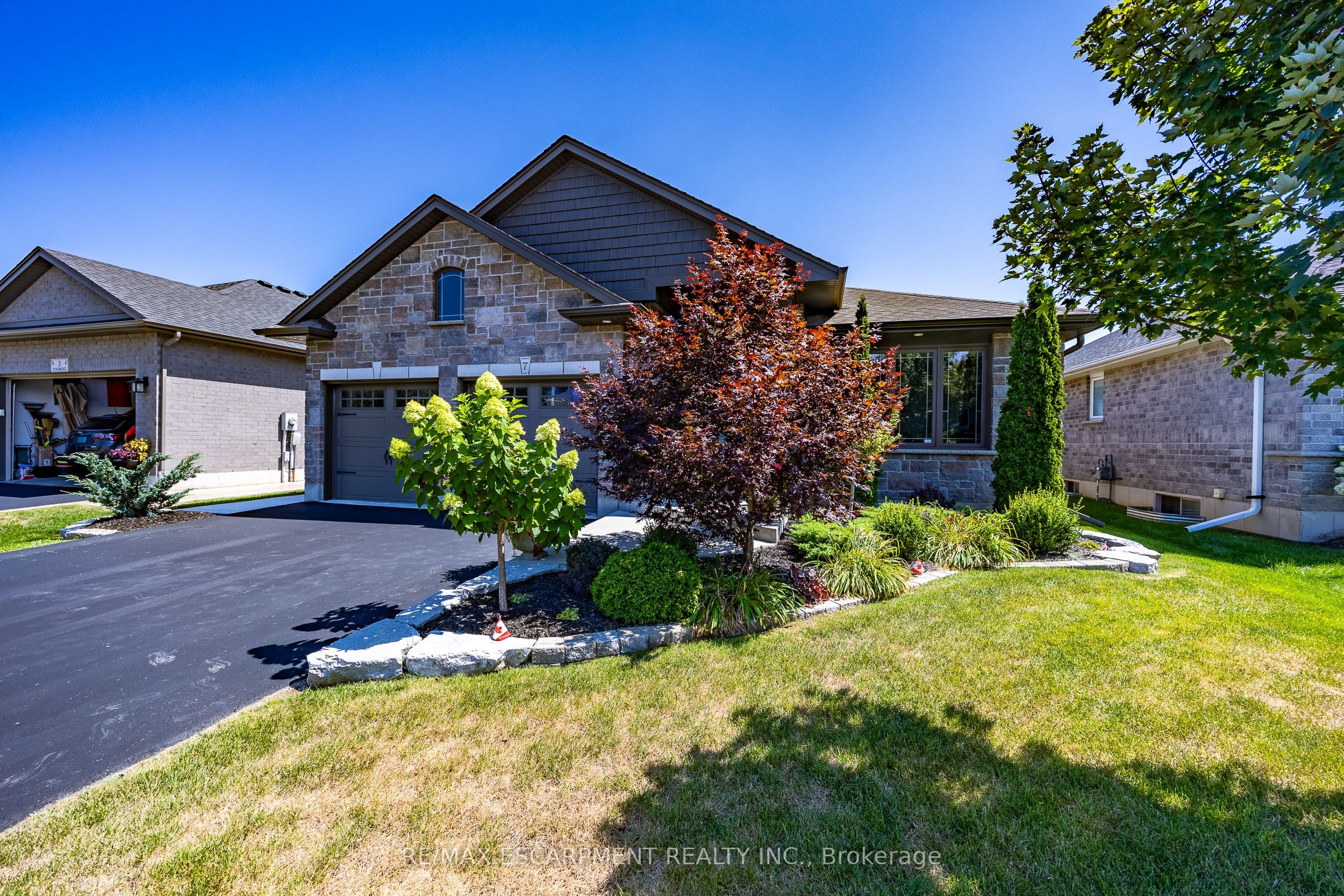 7 Stonebridge Place Property Photo 2