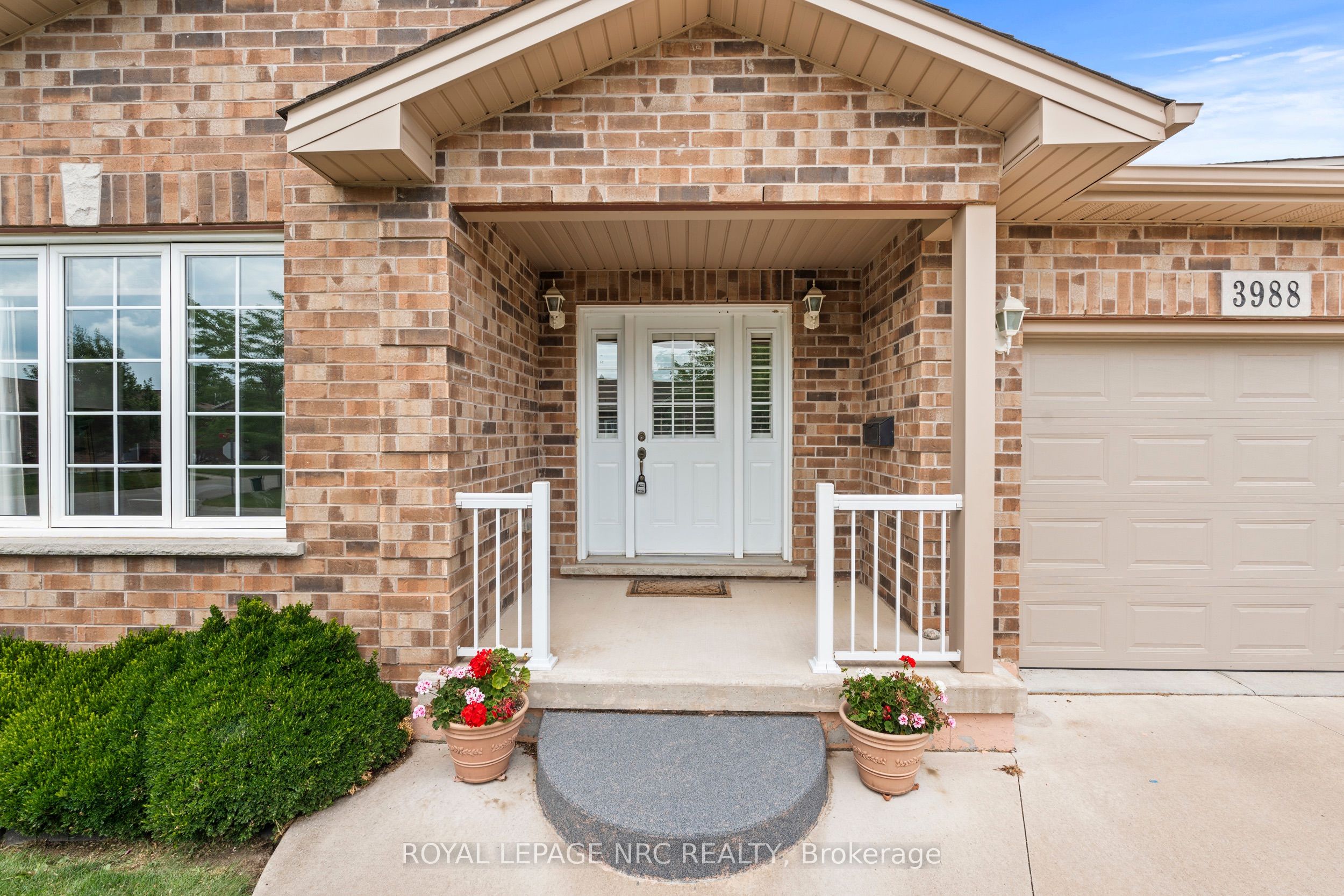 3988 Sunset Lane Property Photo 2