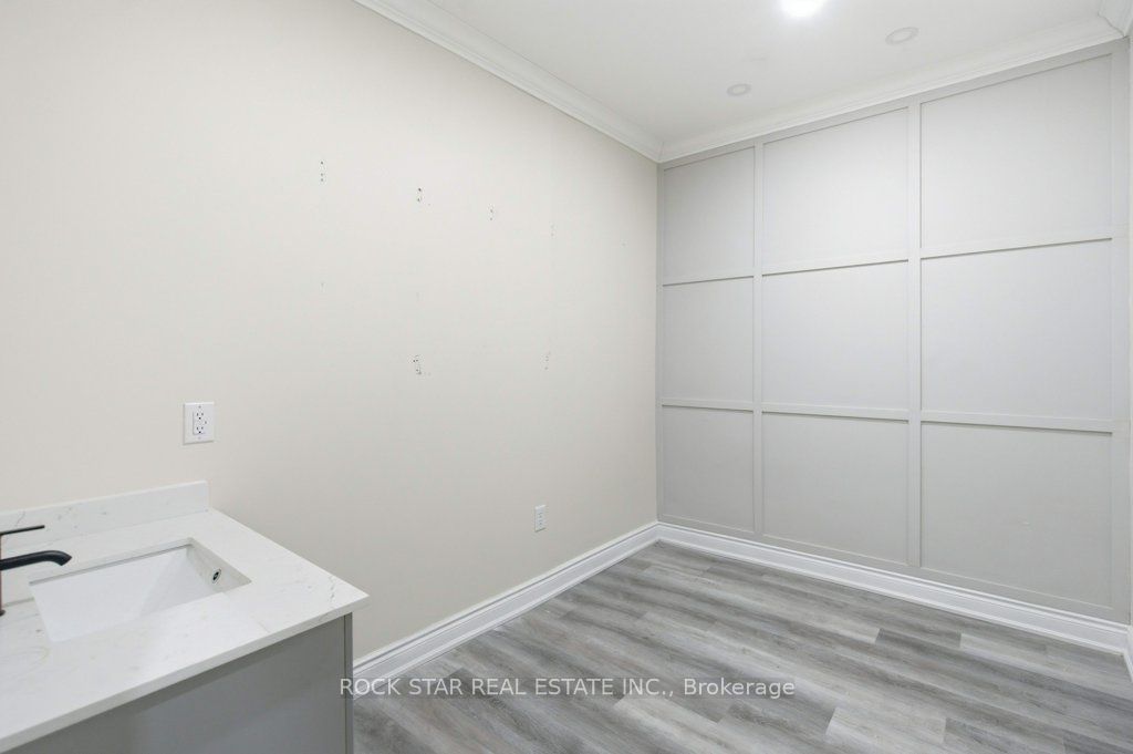 728 Main Street E Property Photo 9