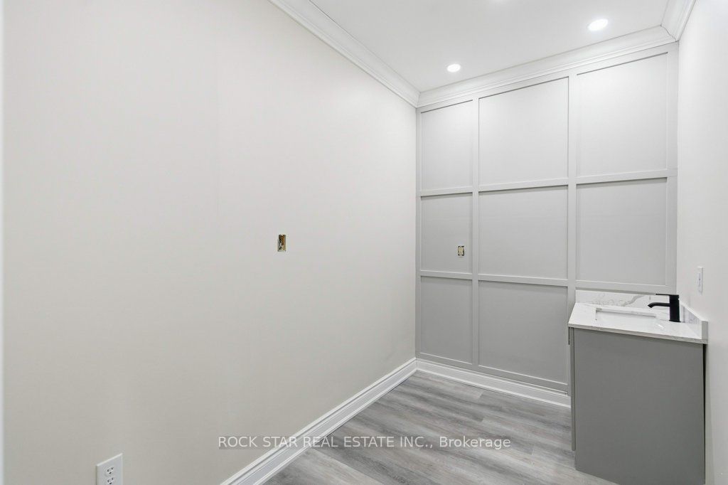 728 Main Street E Property Photo 13