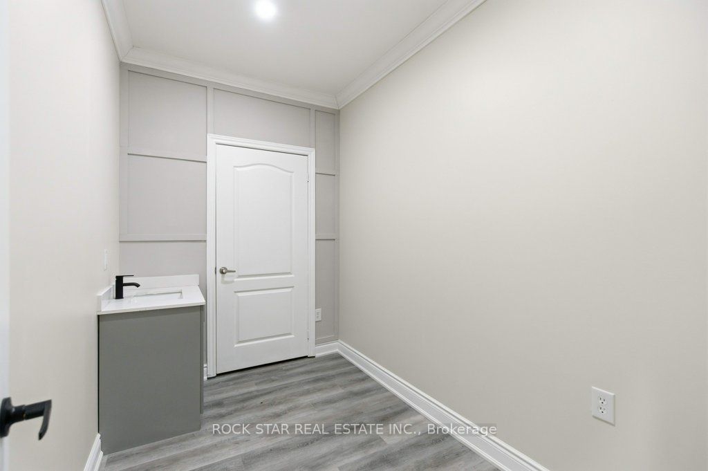728 Main Street E Property Photo 14