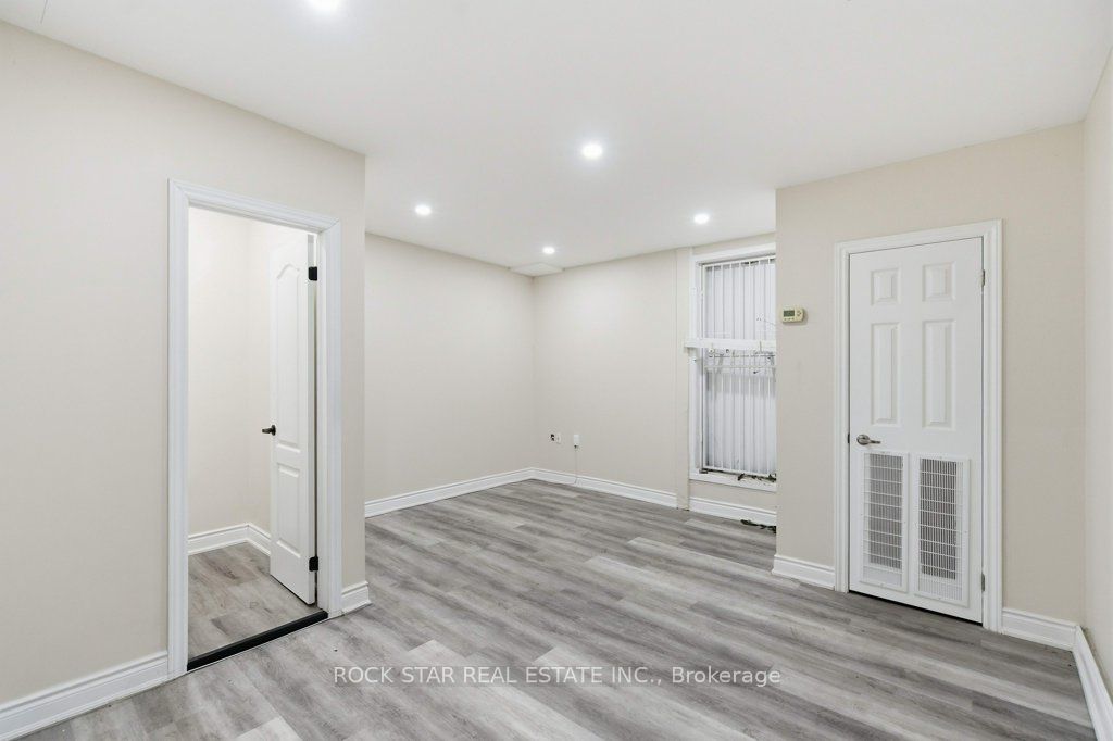 728 Main Street E Property Photo 15